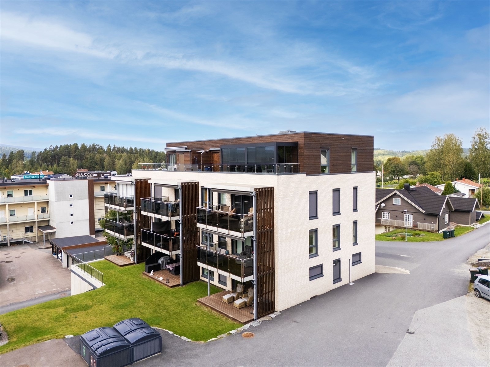 Fra leiligheten er det kun få meter til kjøpesenter og butikker med godt utvalg av forretninger, apotek og post i butikk. Galleribilde