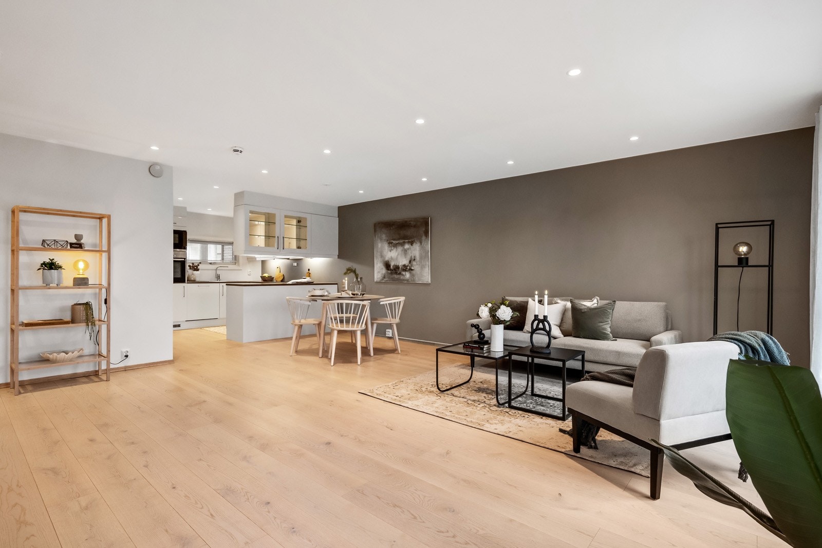 Det er åpen/kjøkken løsning mellom stue og kjøkken som gir en sosial løsning. Galleribilde