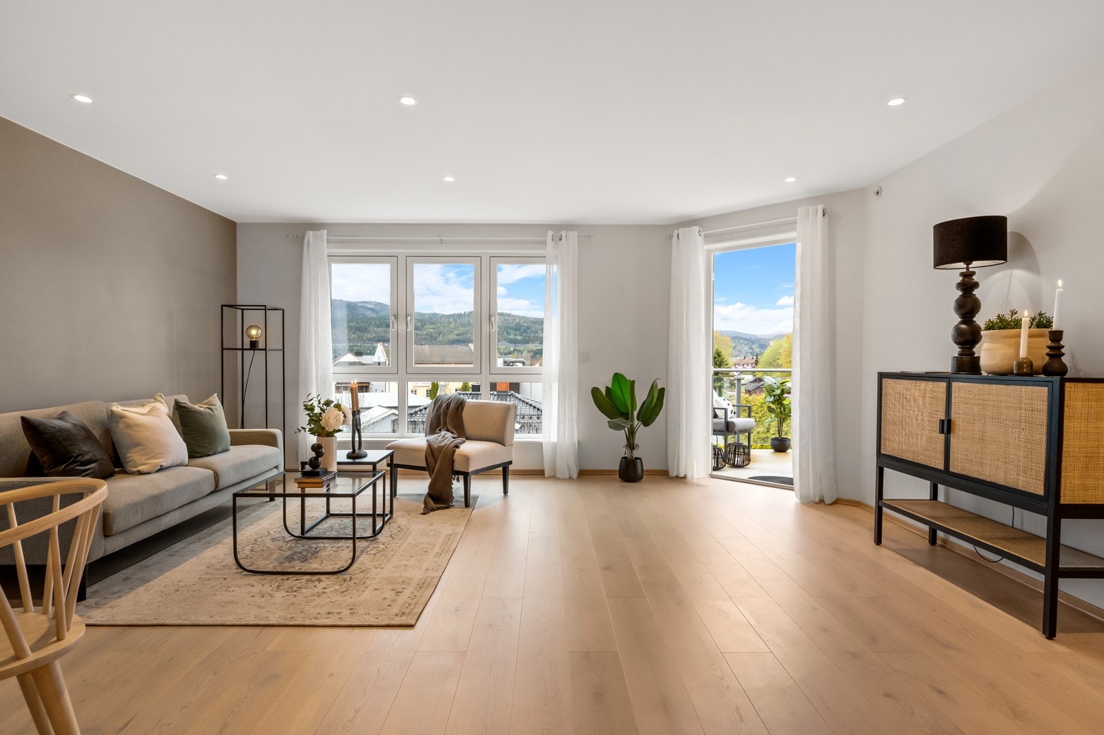 Leiligheten har en gjennomgående høy standard og fremstår som både moderne og funksjonell. Galleribilde