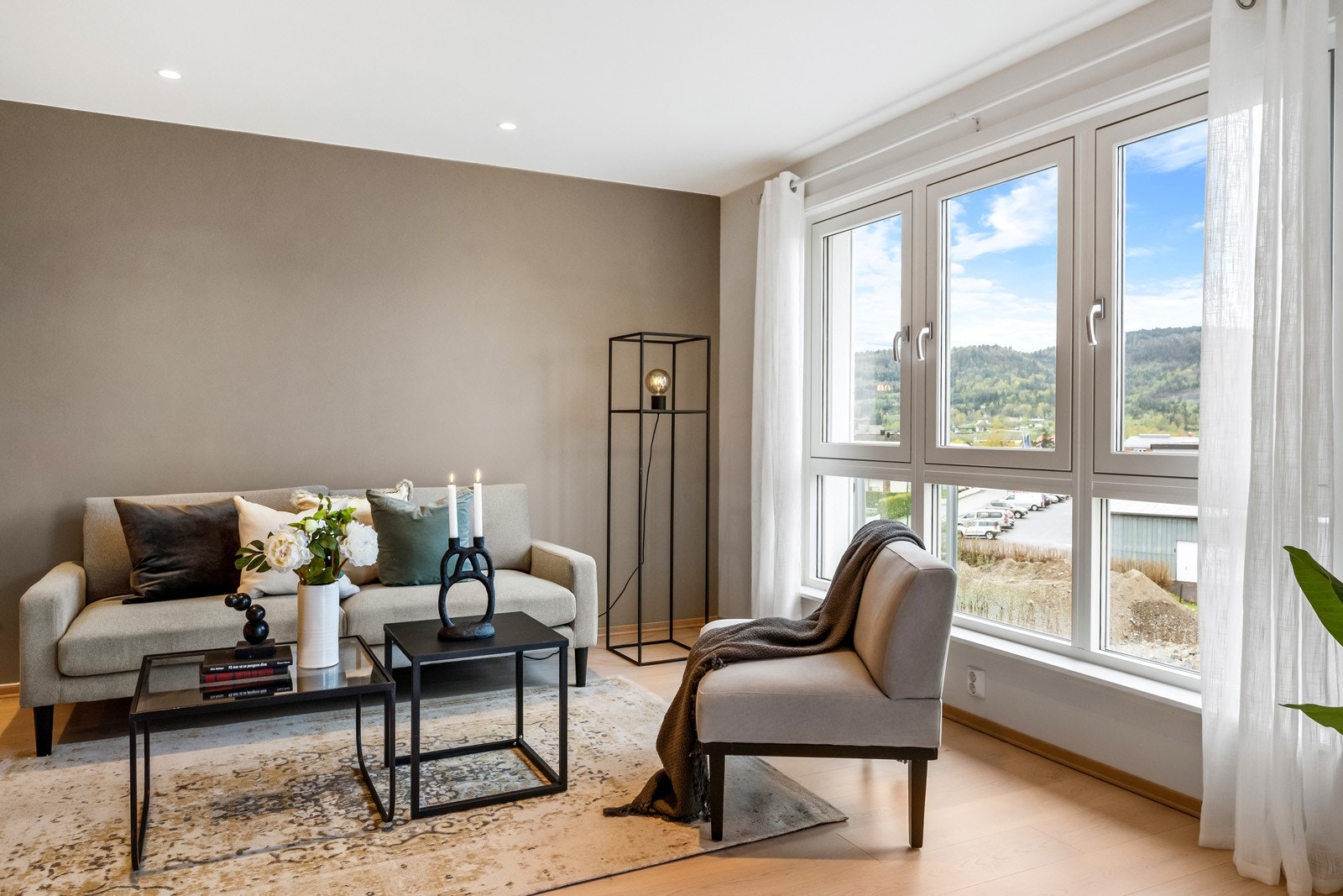 Det er malte vegger og tak. Parkett på gulv. Galleribilde