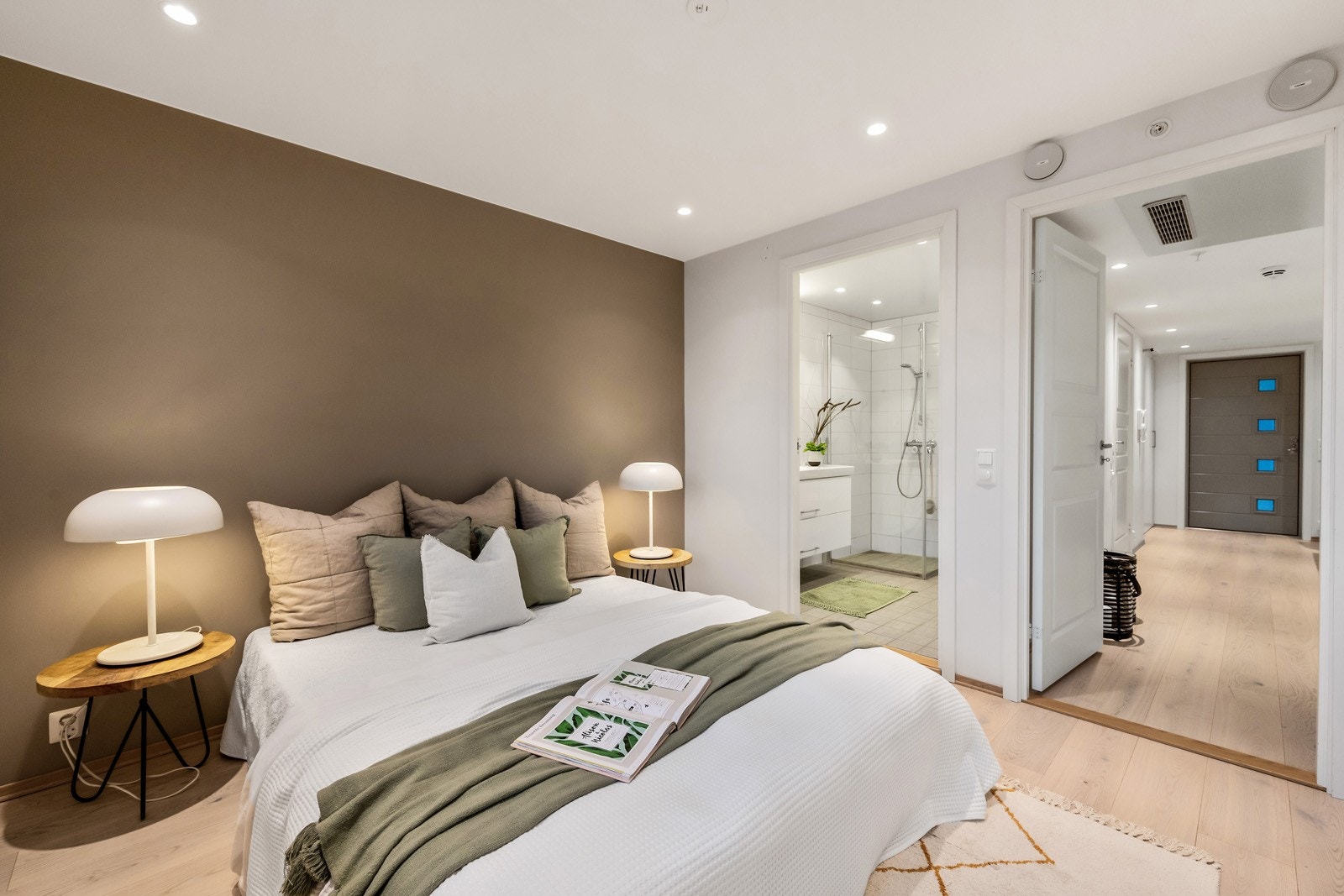 Rommet er malt i delikat moderne farge på veggen. Galleribilde