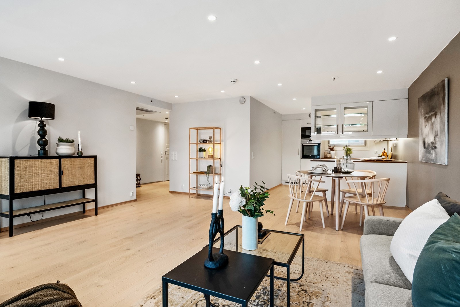 Mellom stuen og kjøkkenet er det moderne, åpen løsning. Galleribilde