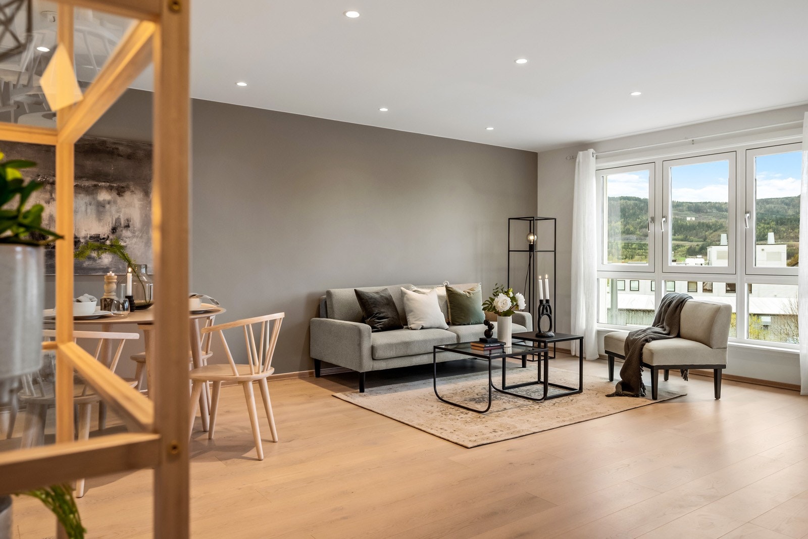 Moderne stue med delikat fargevalg på vegger. Spotter i taket. Galleribilde