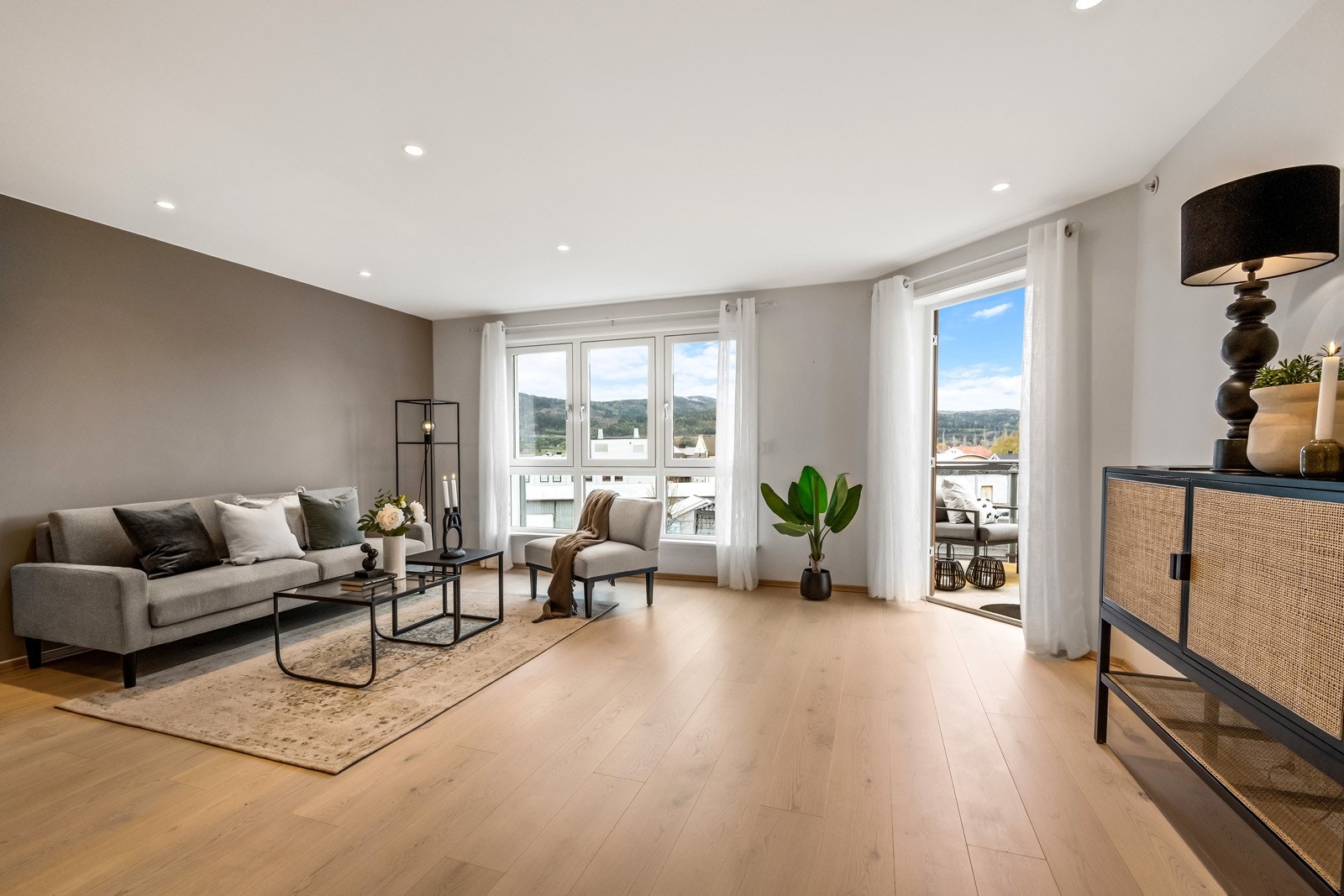 Her er det god plass til sofa og bord. Vinduene slipper inn mye naturlig lys og gir en luftig romfølelse. Galleribilde