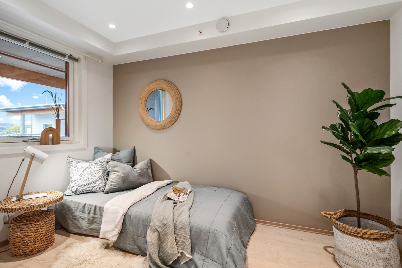 Lyst soverom med spotter i taket. Galleribilde