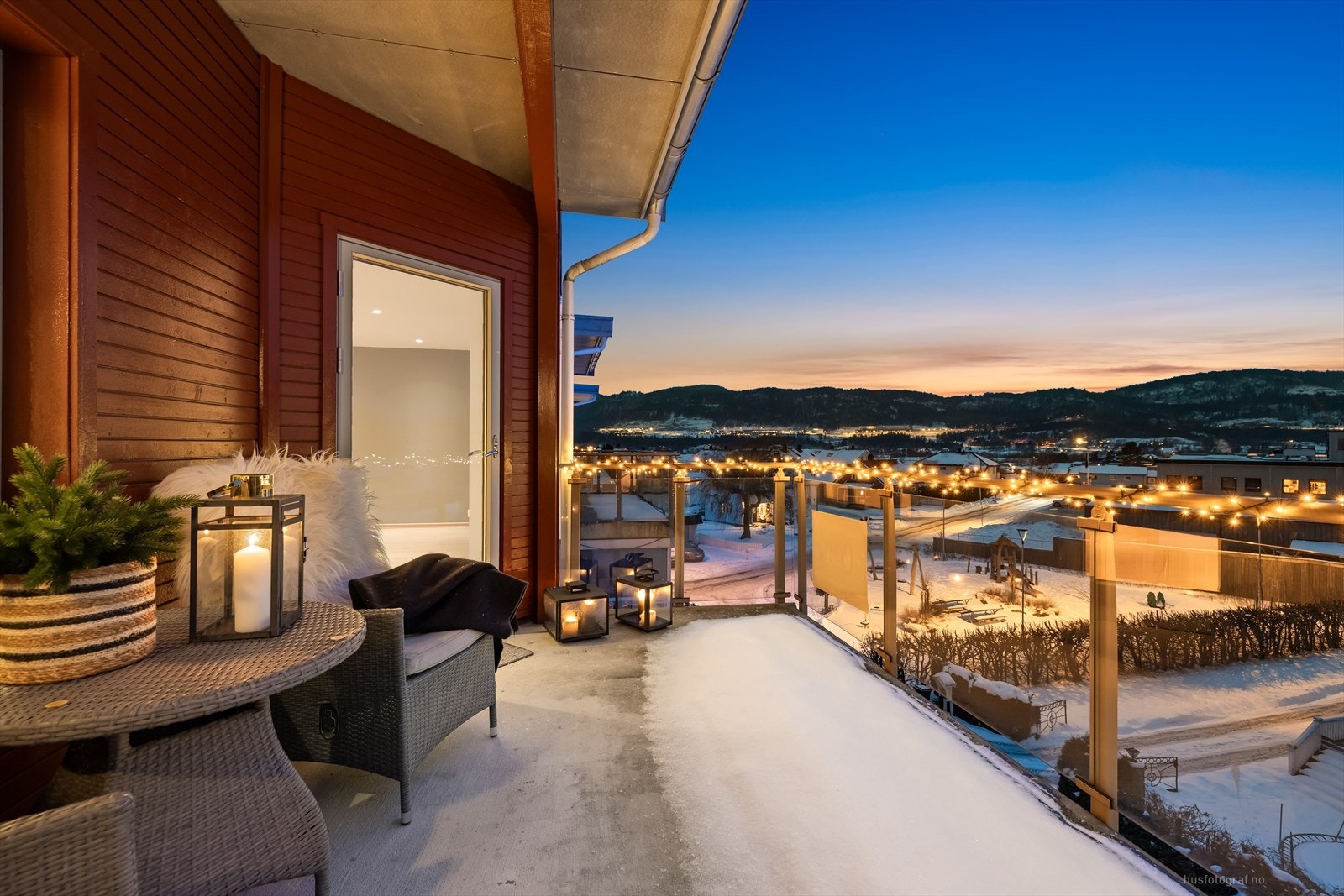 Stor, solrik balkong med overbygg og nydelig utsikt. Galleribilde