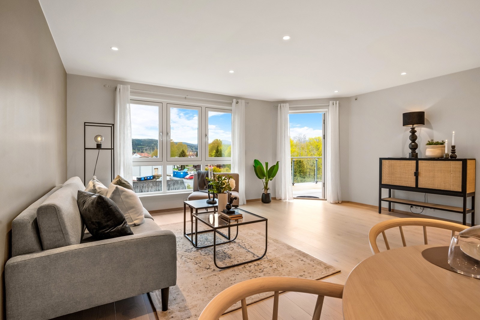 Stuen er romslig og har en praktisk planløsning som gjør den enkel å møblere. Galleribilde