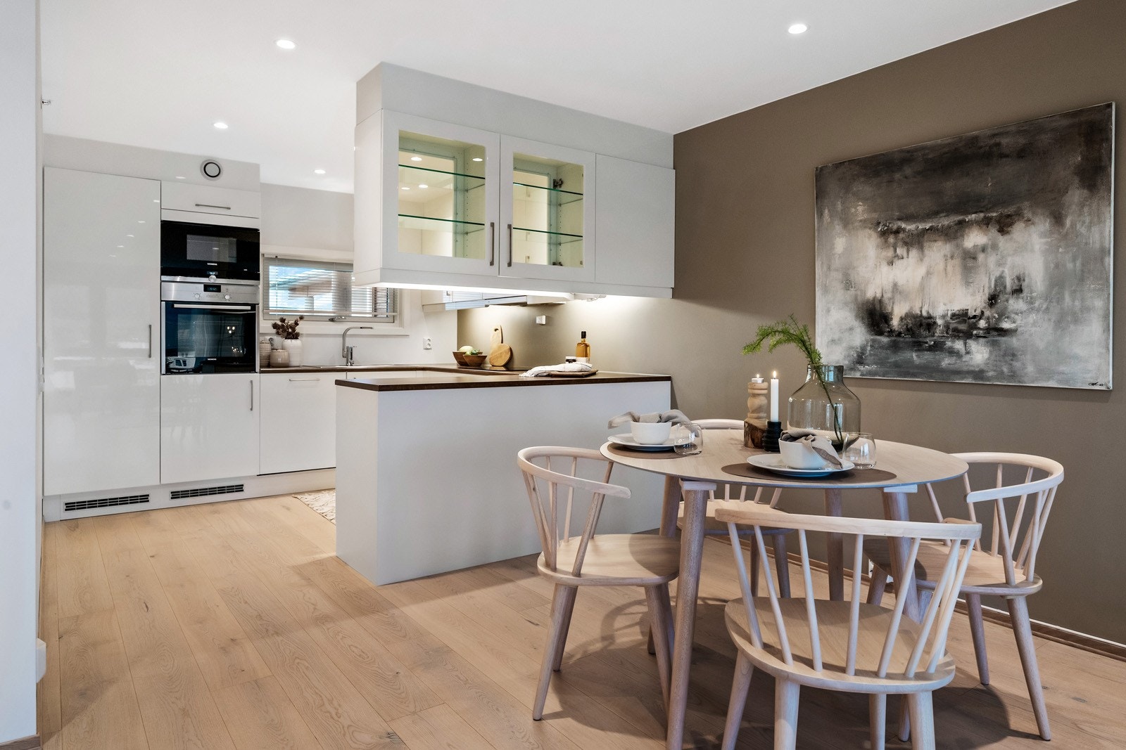 Det er en praktiske skap mot spisestuen. Galleribilde