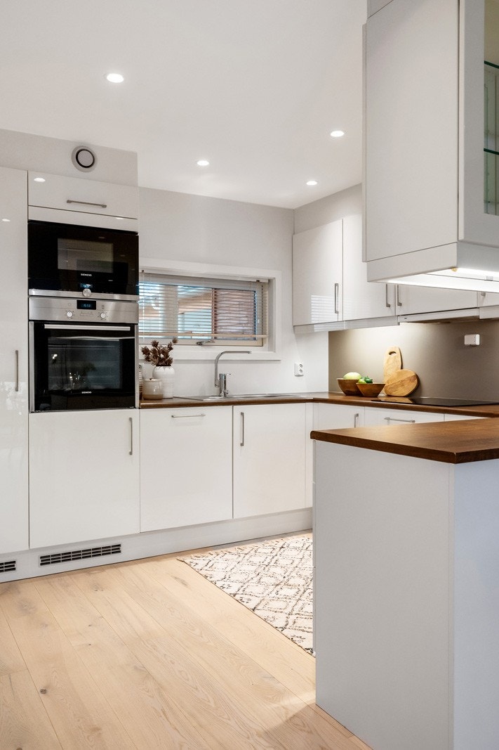 Det er kjøleskap, oppvaskmaskin, platetopp, micro, stekeovn. Vinduet på kjøkkenet gir lys til kjøkkenet. Galleribilde