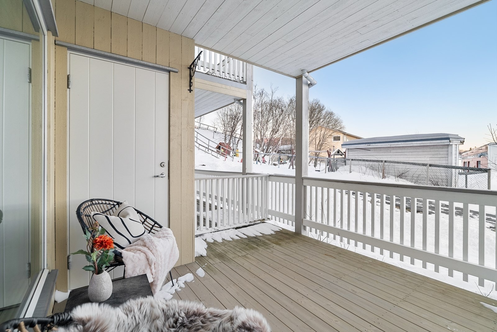 Terrasse med redskapsbod. Galleribilde