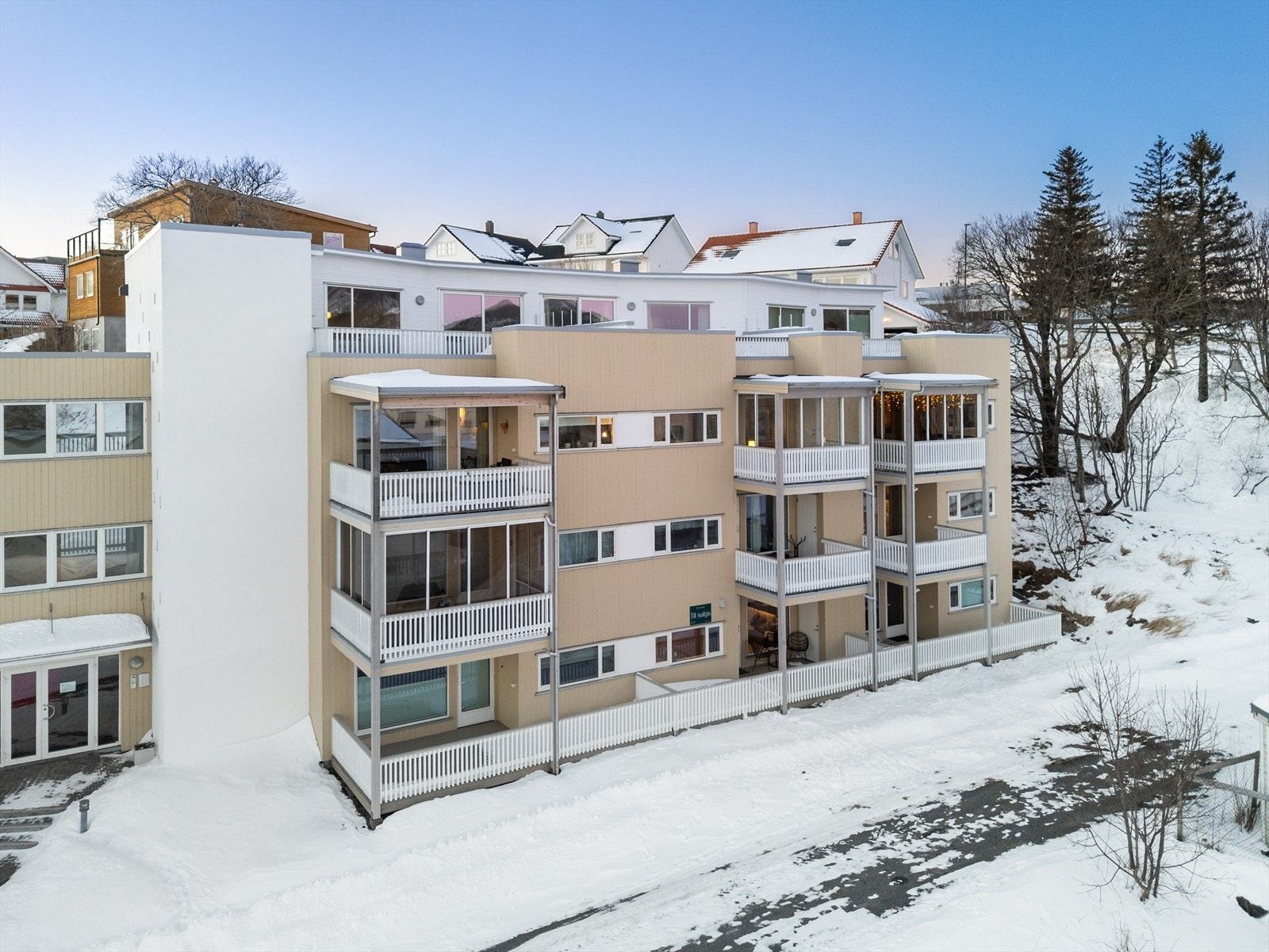 God beliggenhet i bygget, tilbaketrukket fra trafikk og nært grøntarealer. Galleribilde