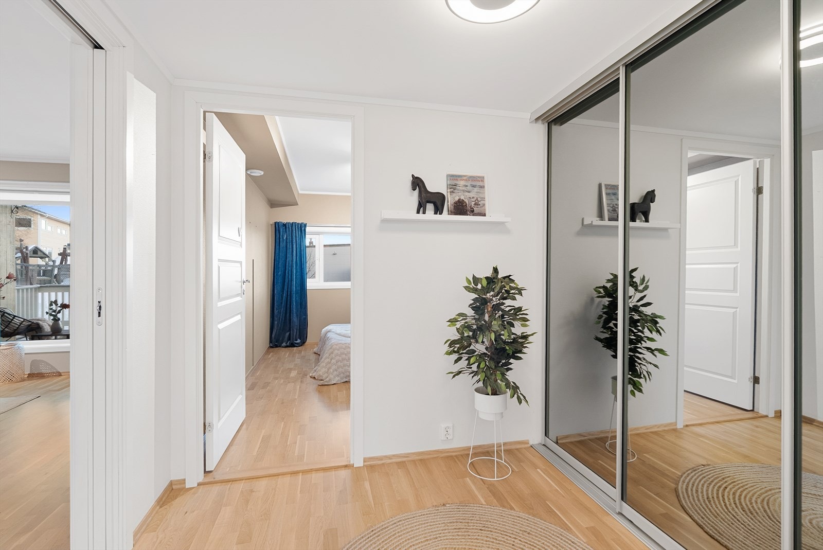 Mellomgang/ forrom til bad og soverom, med stor garderobe. Galleribilde