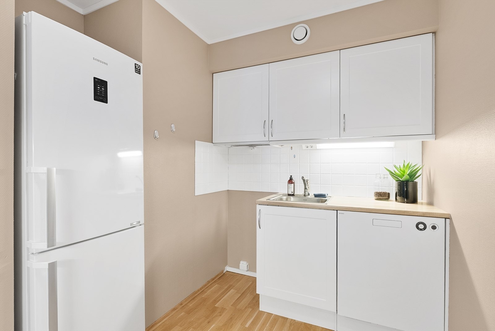 Kjøkken, hvor kjøleskap og oppvaskmakin følger. Galleribilde