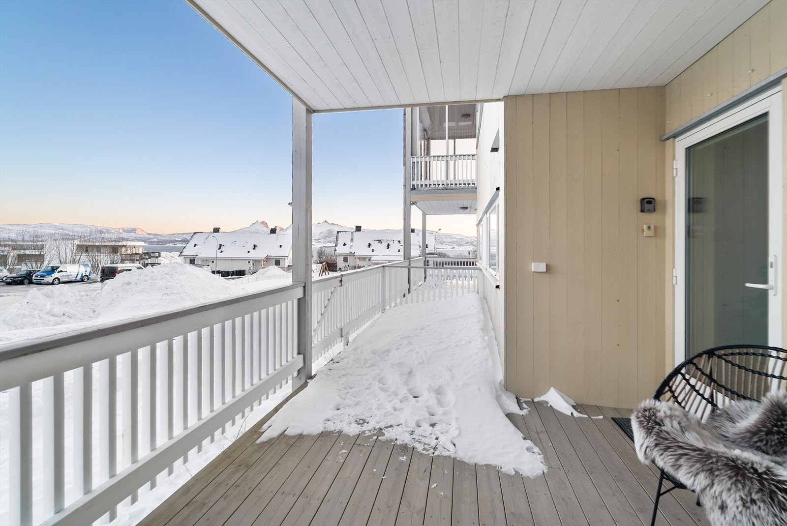 Terrasse med utsikt over Saltenfjorden og Børvasstindene. Galleribilde