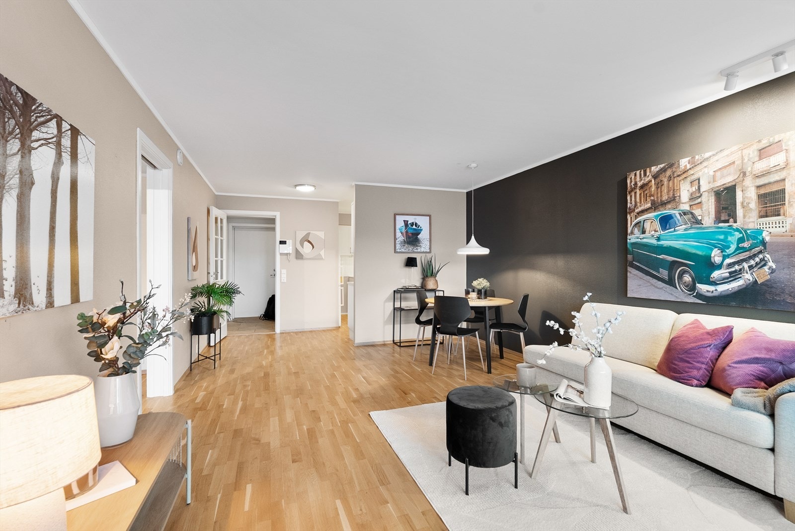 Koselig stue med god plass til sofakrok, spisestuedel mm. Galleribilde