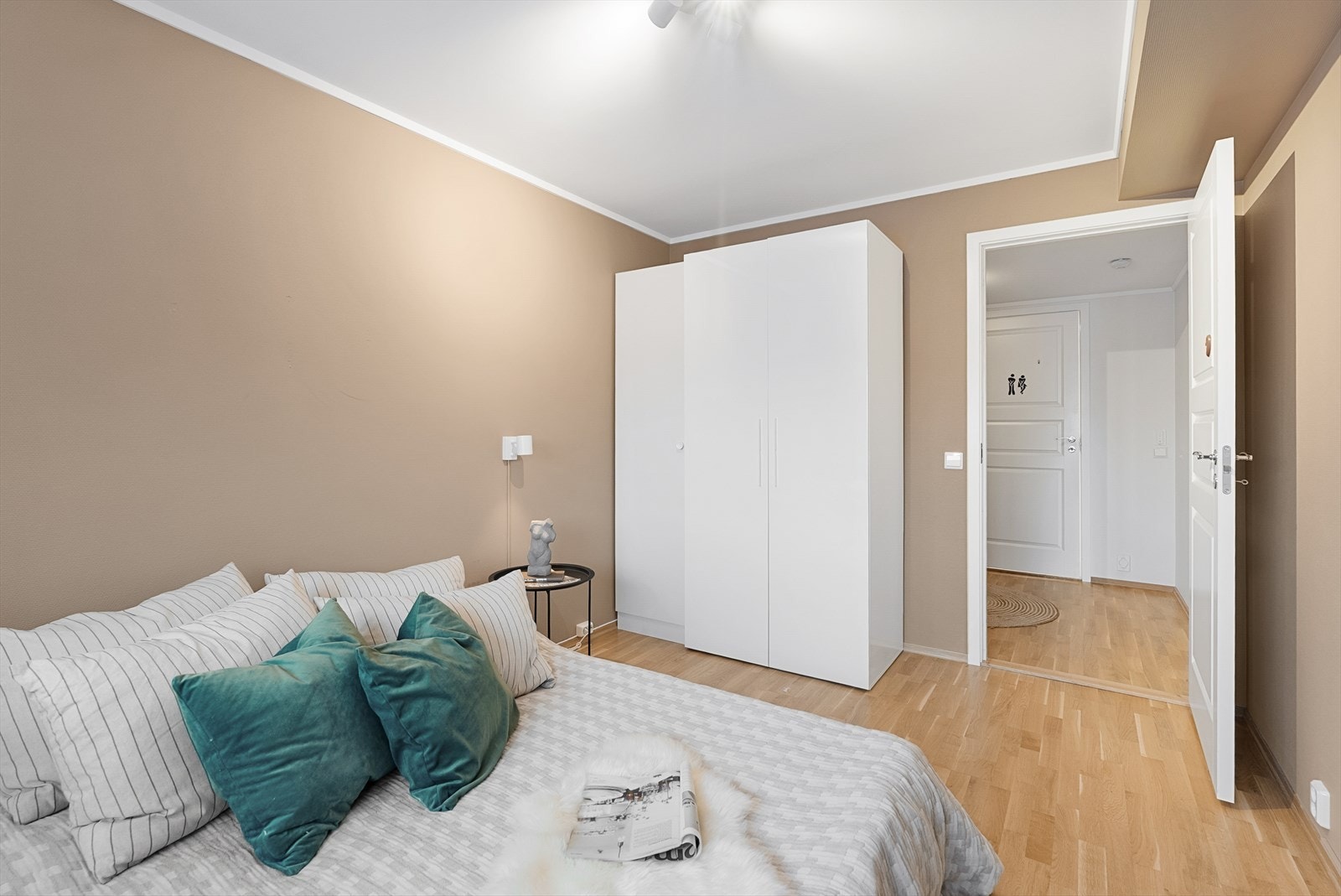 Romslig soverom med garderobe. Galleribilde