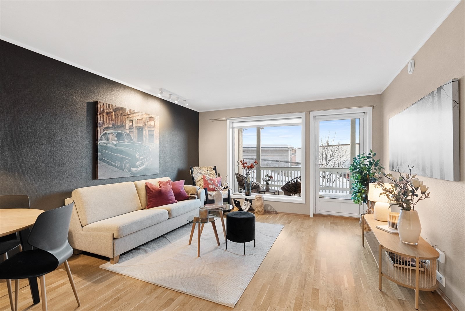 Pen stue med fine fargekombinasjoner, og fleksible møbleringsmuligheter. Galleribilde