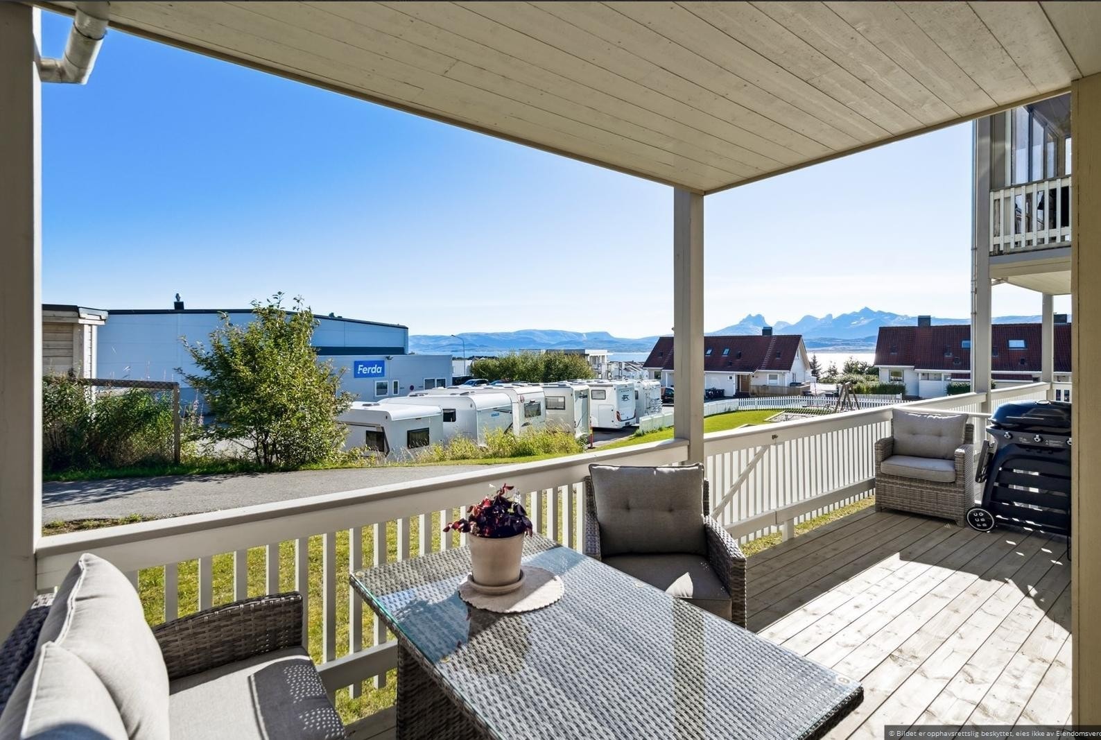 Romslig terrasse, pen utsikt. Galleribilde