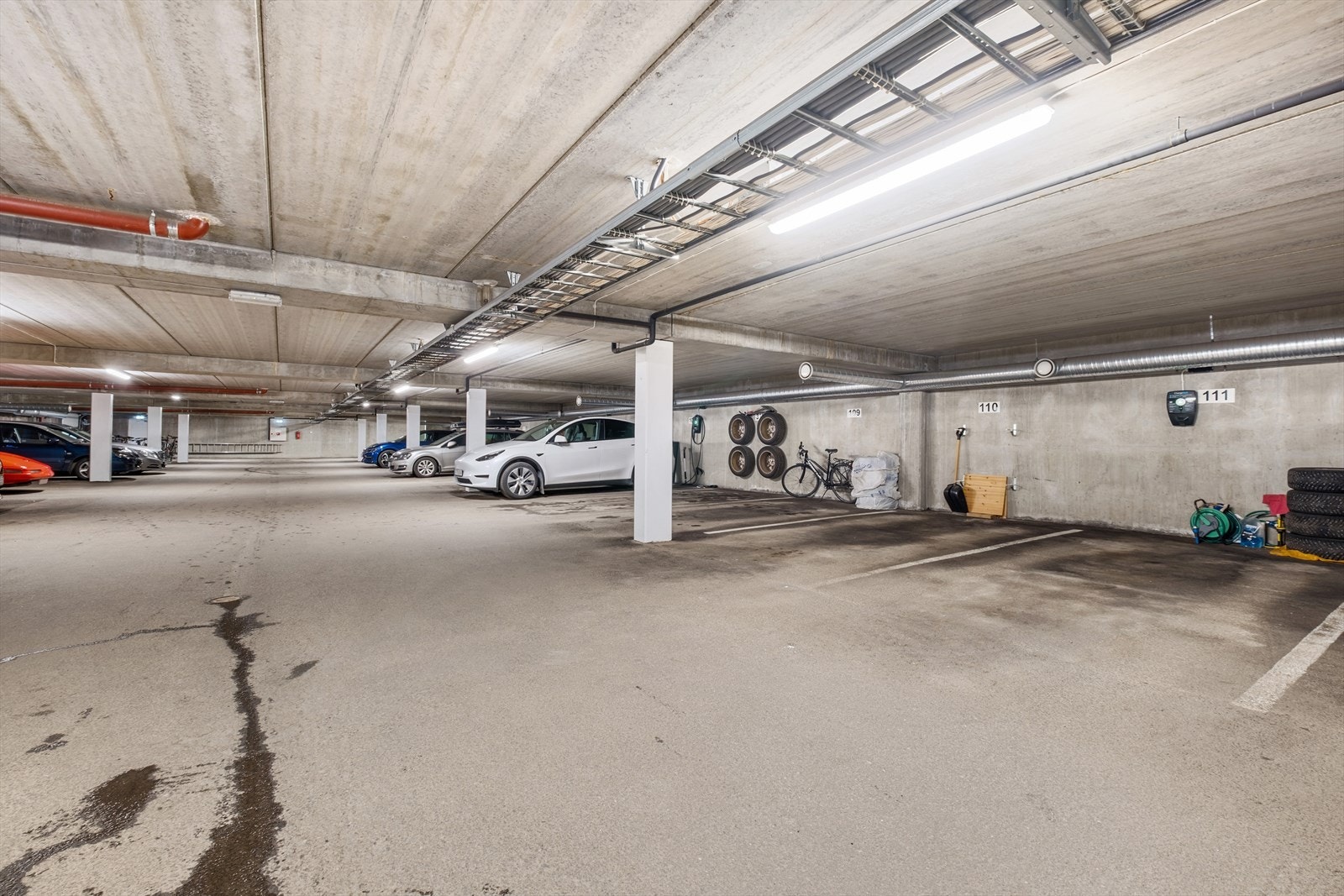 Egen p-plass tilhørende leilighet, i garasjeanlegg. Lett adkomst i underetasje med bl.a.heis. Galleribilde