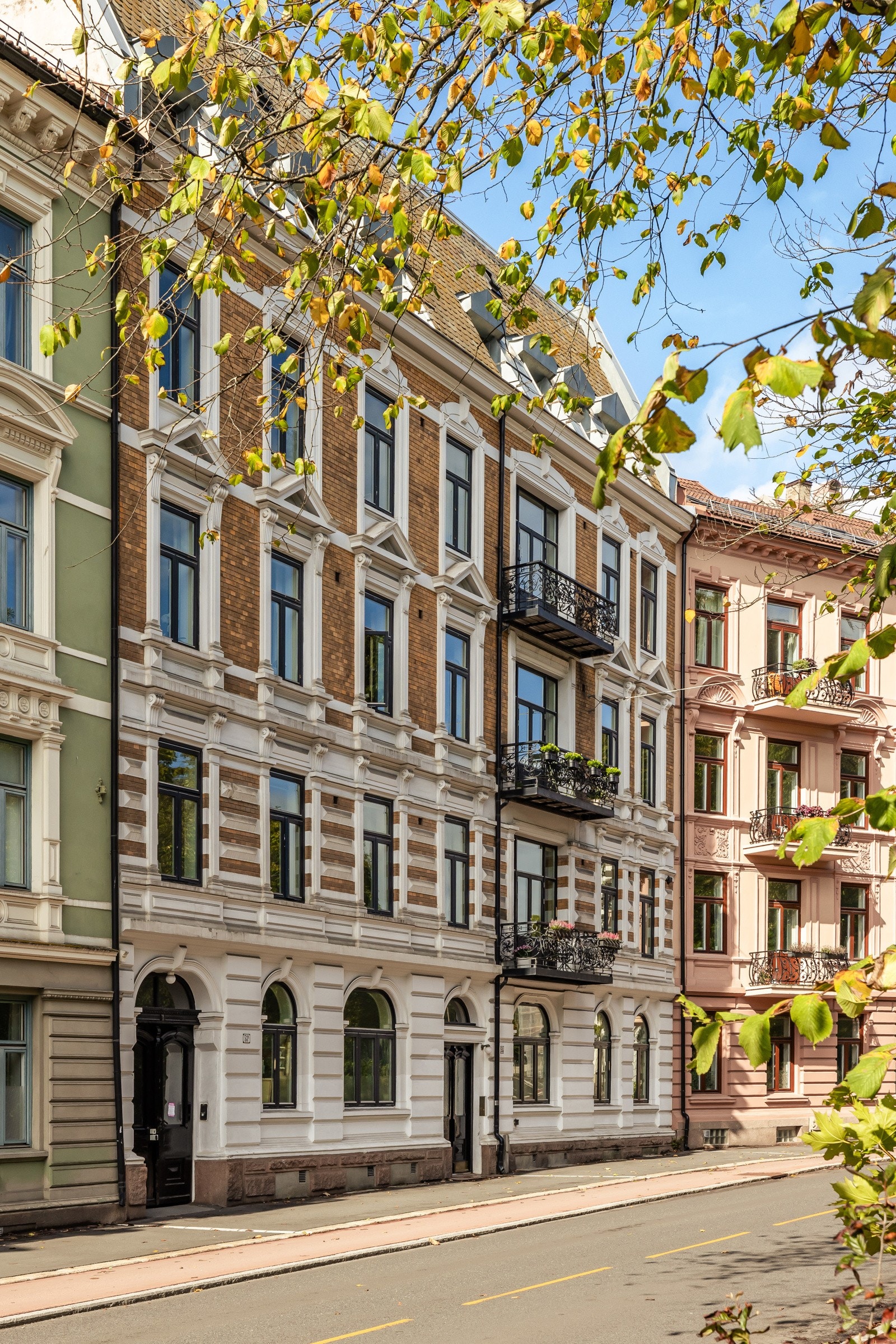 Leiligheten ligger i en flott klassisk bygård fra 1897 med en nydelig velbevart fasade. Galleribilde