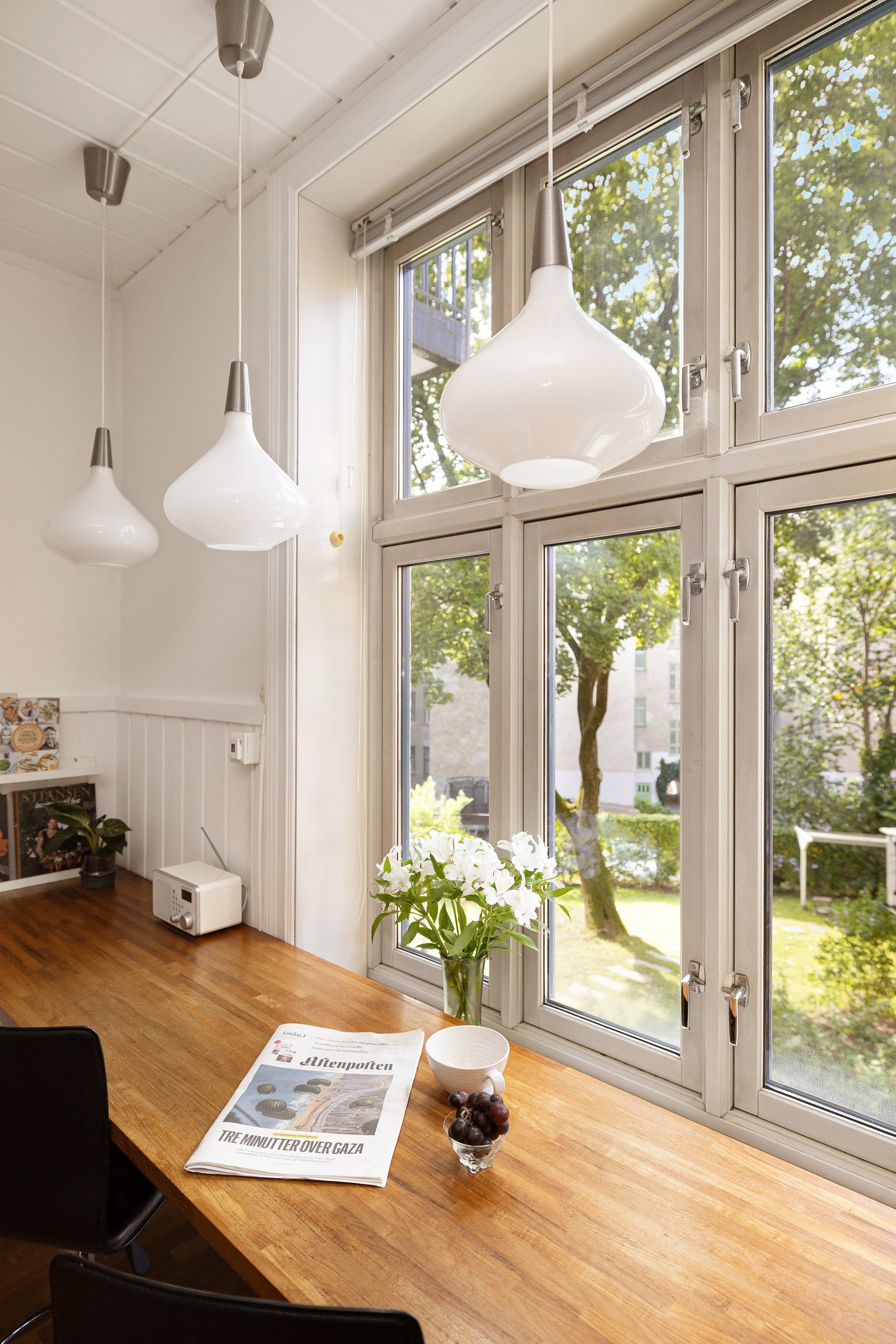 Ved den store vindusflaten er det etablert en hyggelig sitteplass. Galleribilde