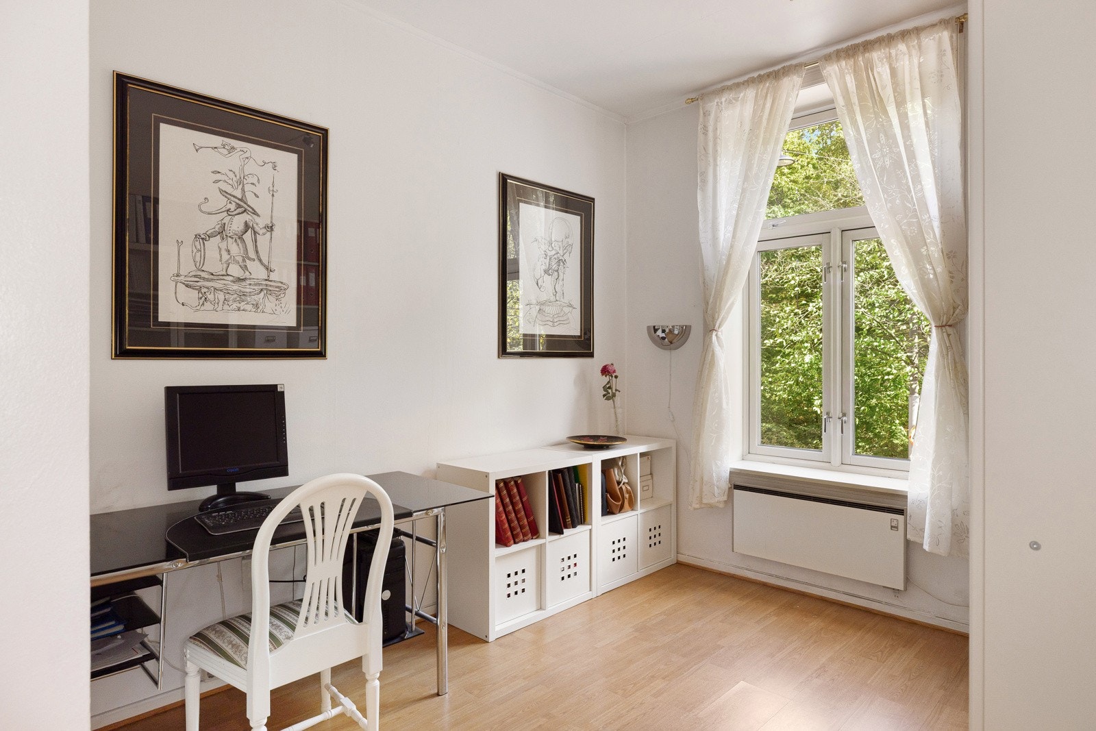 Soverom 2 er et lyst og hyggelig rom som i dag er innredet som kontor. Galleribilde