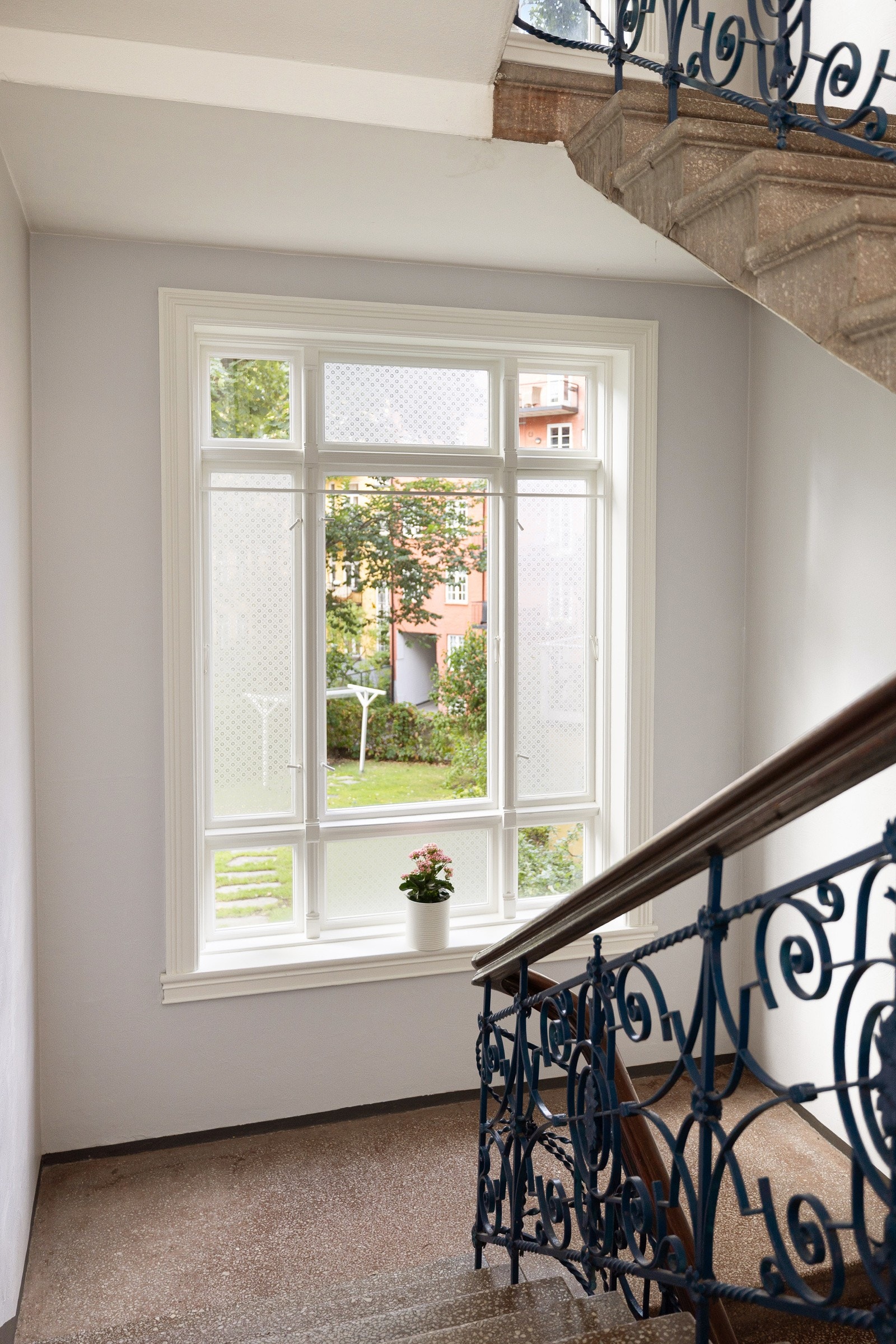 Klassisk og flott trappeoppgang med store vindusflater som gir utsyn mot den felles hagen. Galleribilde