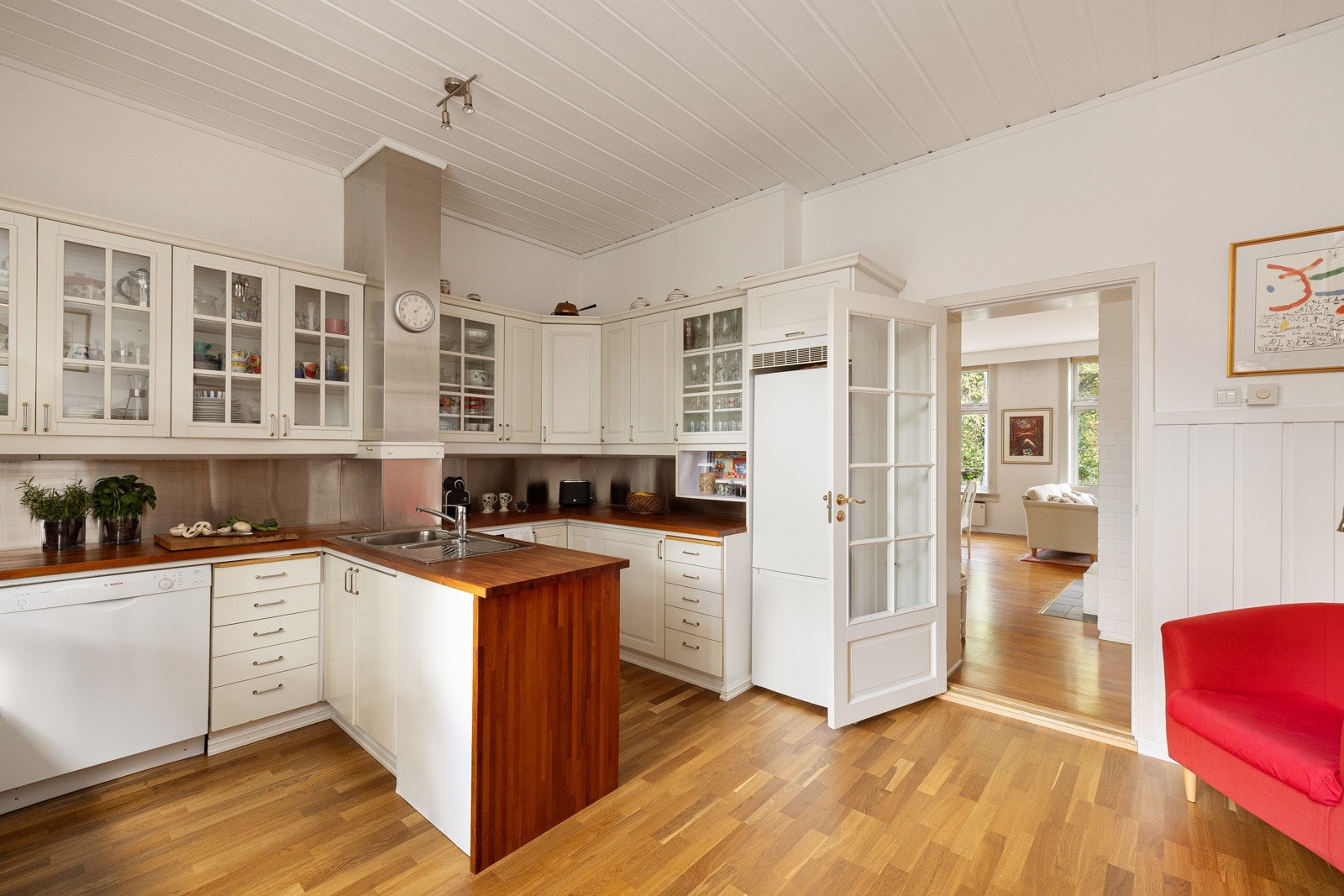 Leiligheten har et stort og lyst kjøkken som ligger i et eget rom i naturlig tilknytning til stuen. Galleribilde