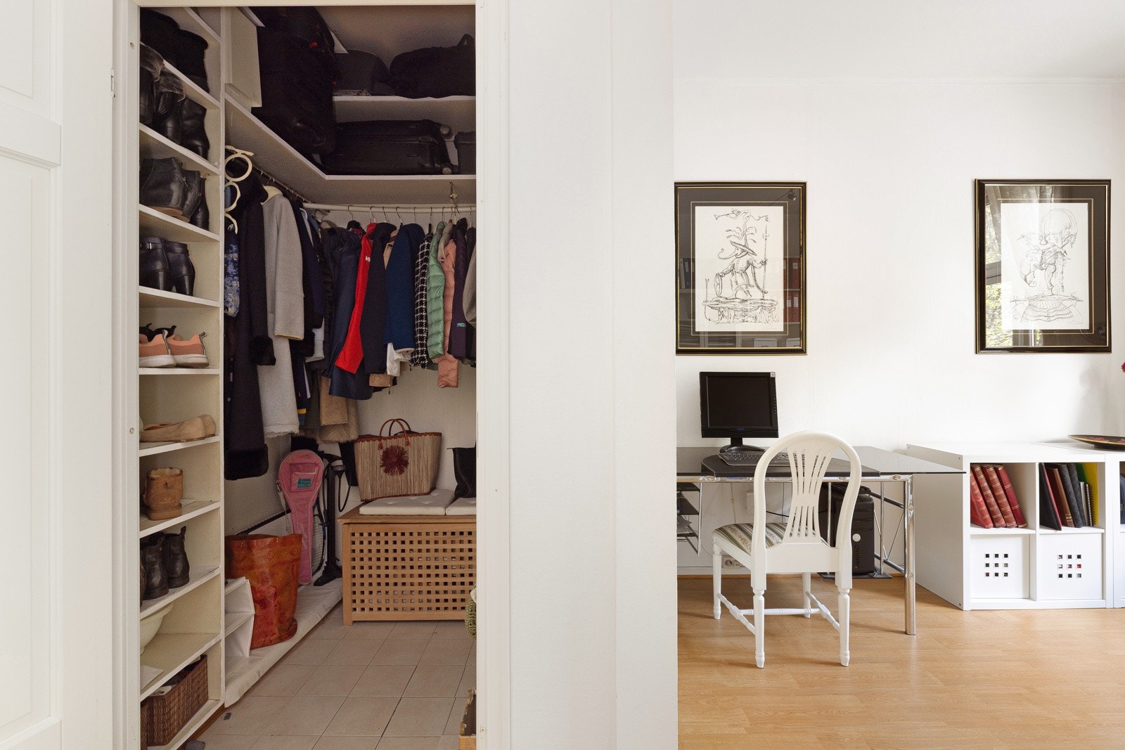 I tilknytning til soverommene er det avdelt til et romslig og praktisk garderoberom med hyller og oppheng. Galleribilde