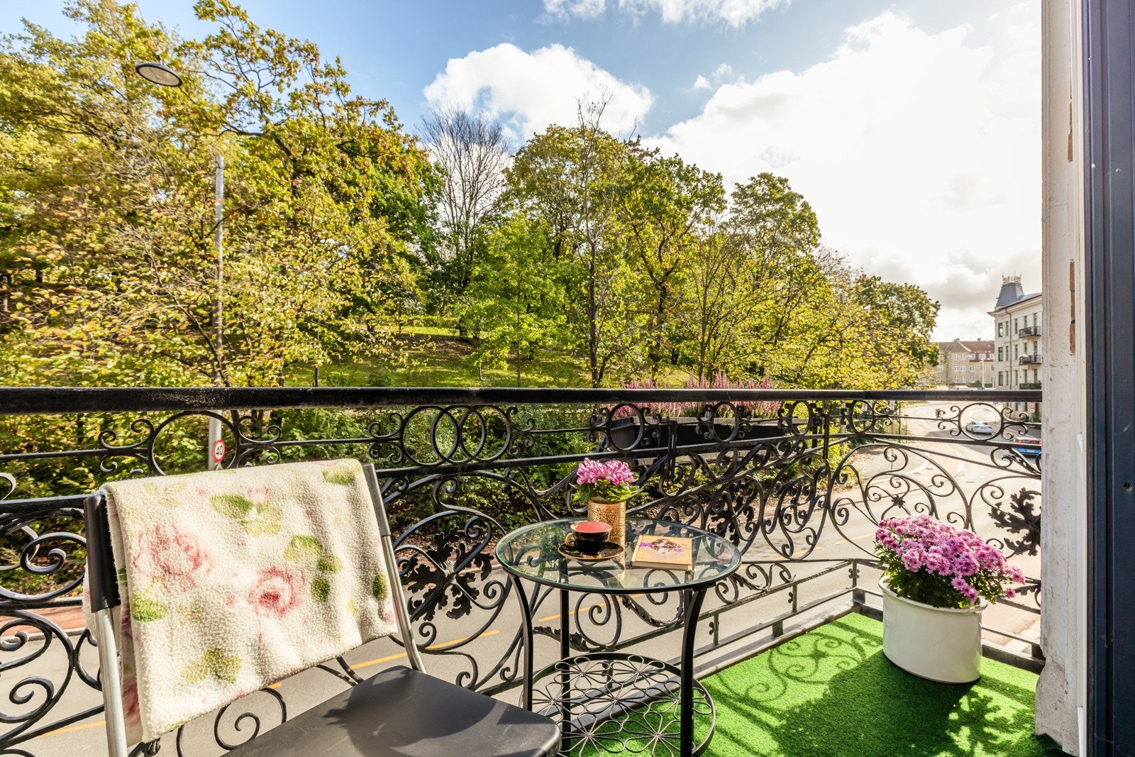 Balkongen har klassisk sort rekkverk av smijern og plass til en koselig sittegruppe. Galleribilde