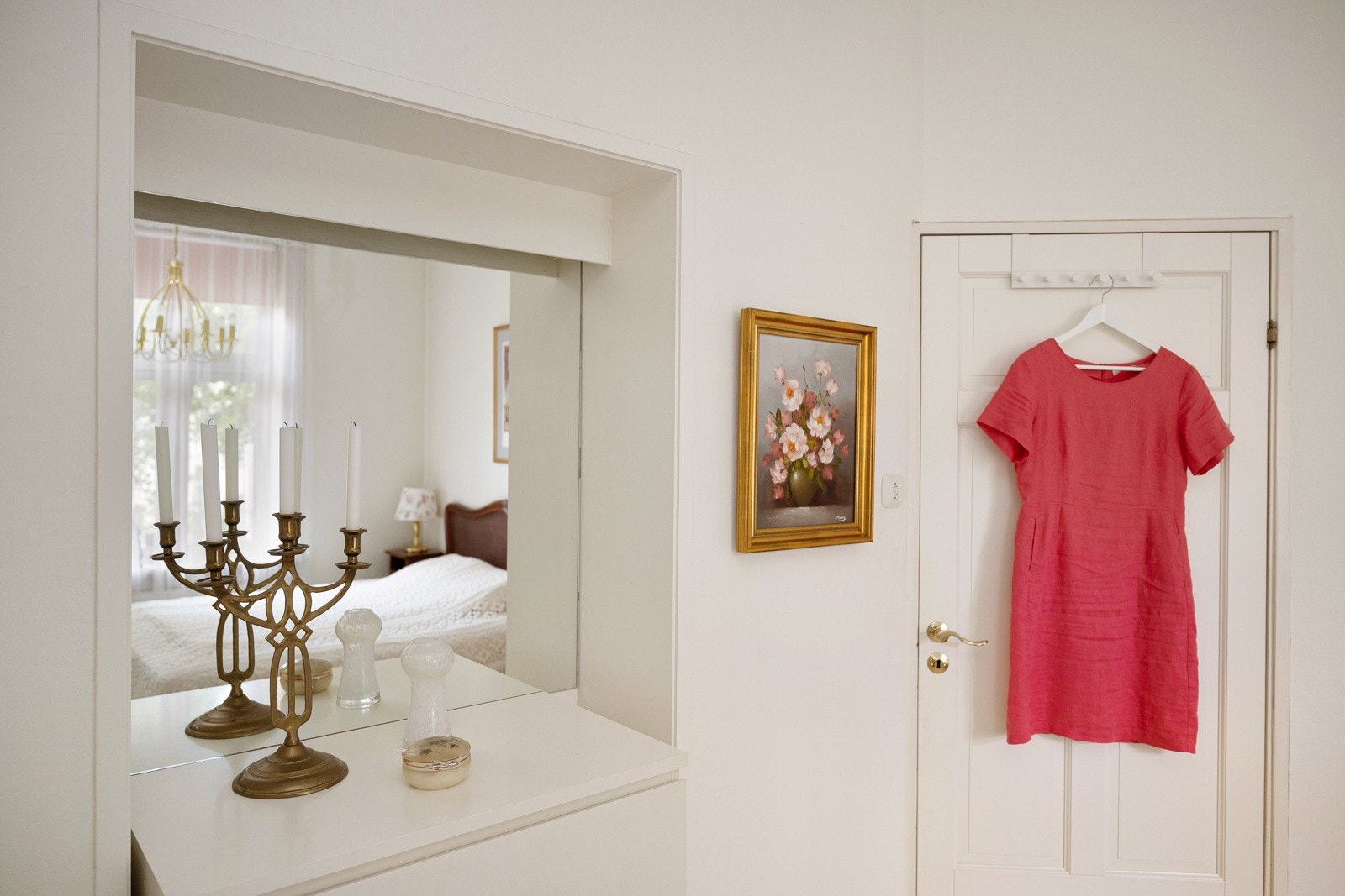 Fin nisje med naturlig plass til kommode med speil over. Galleribilde