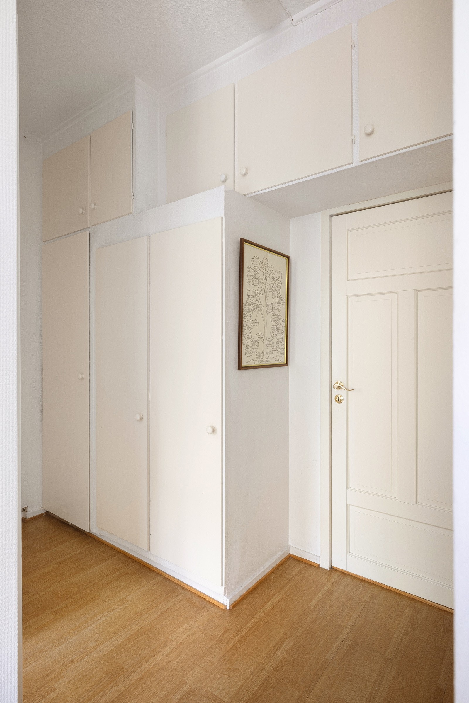 I mellomgangen mellom soverommene er det flere plassbygde garderobeskap med god oppbevaringsplass. Galleribilde