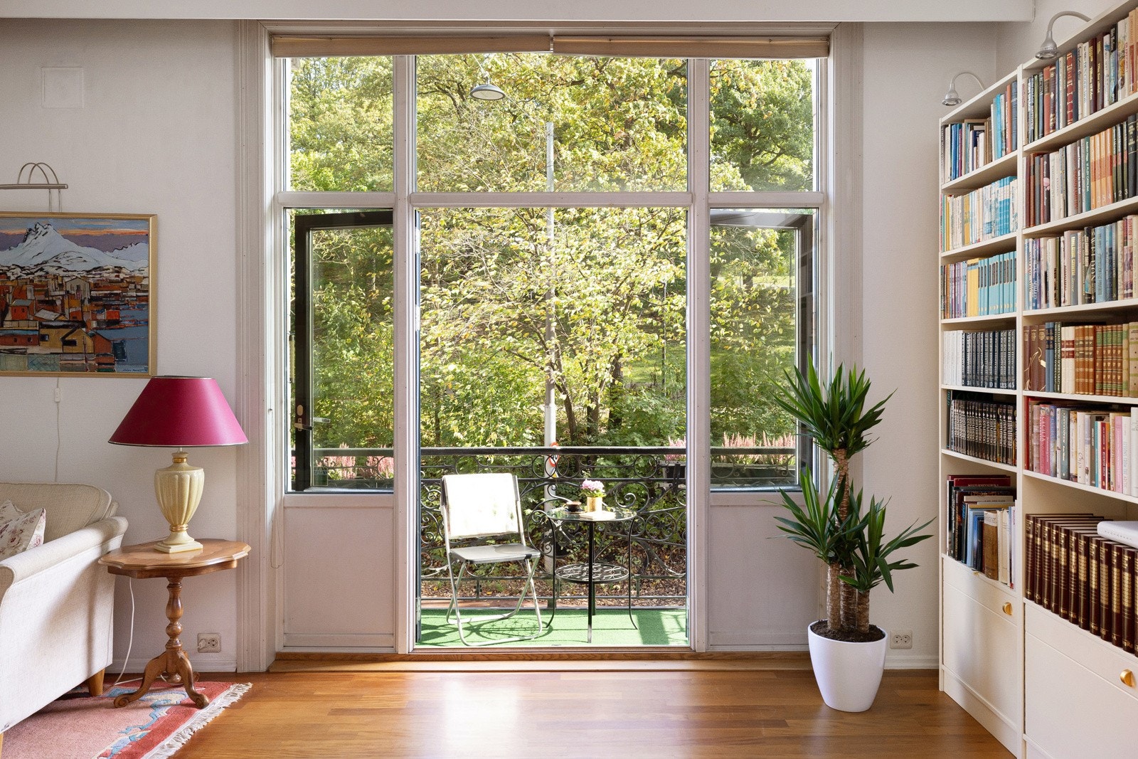 I stuen har du kirsebærsparkett på gulv og doble dører ut til balkongen som blir en naturlig forlengelse av stuen på sommerstid. Galleribilde