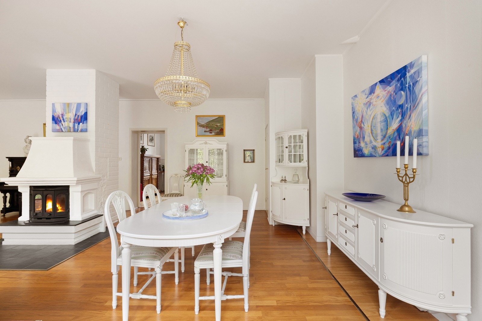 Spisestuen finner sin naturlige plass i rommet med enkel tilgang til kjøkkenet som ligger i et eget rom. Galleribilde