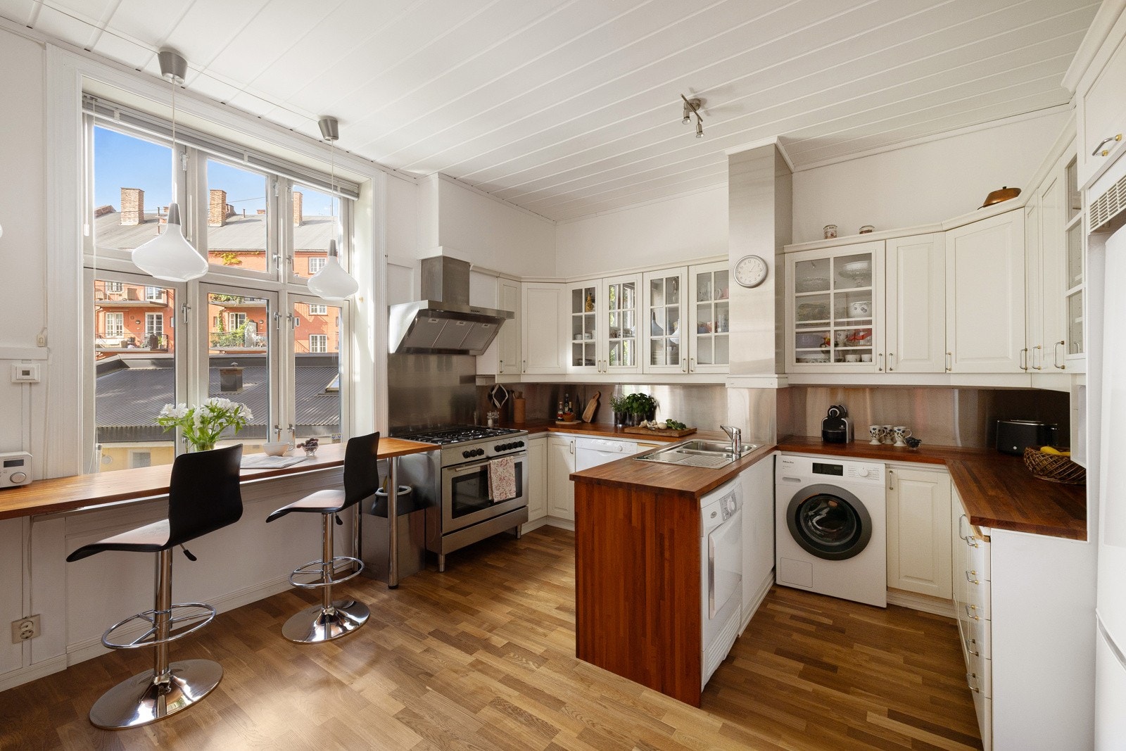 Kjøkkenet har en praktisk utforming med en halvøy i midten som sørger for ekstra god benkplass. Galleribilde