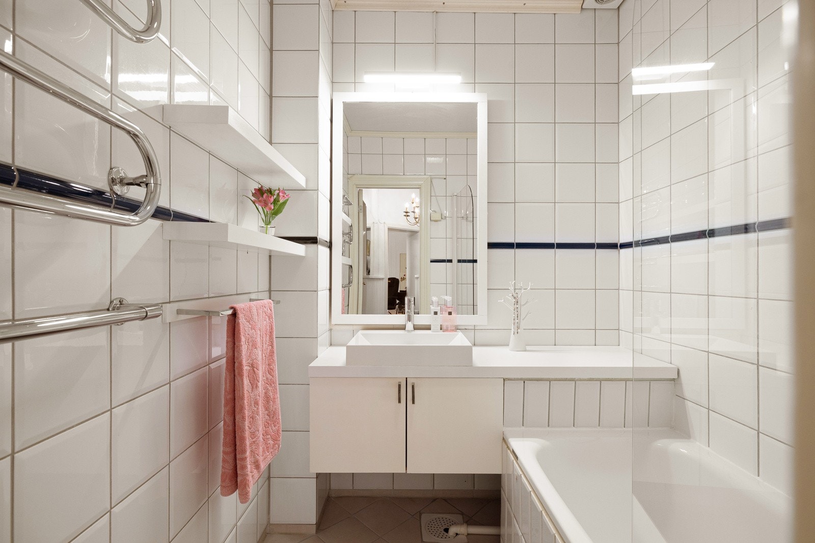 Leiligheten har et lyst flislagt baderom som ble pusset opp i 2006/07. Baderommet har fliser på gulv og vegger, elektrisk gulvvarme og mekanisk avtrekksvifte. Galleribilde