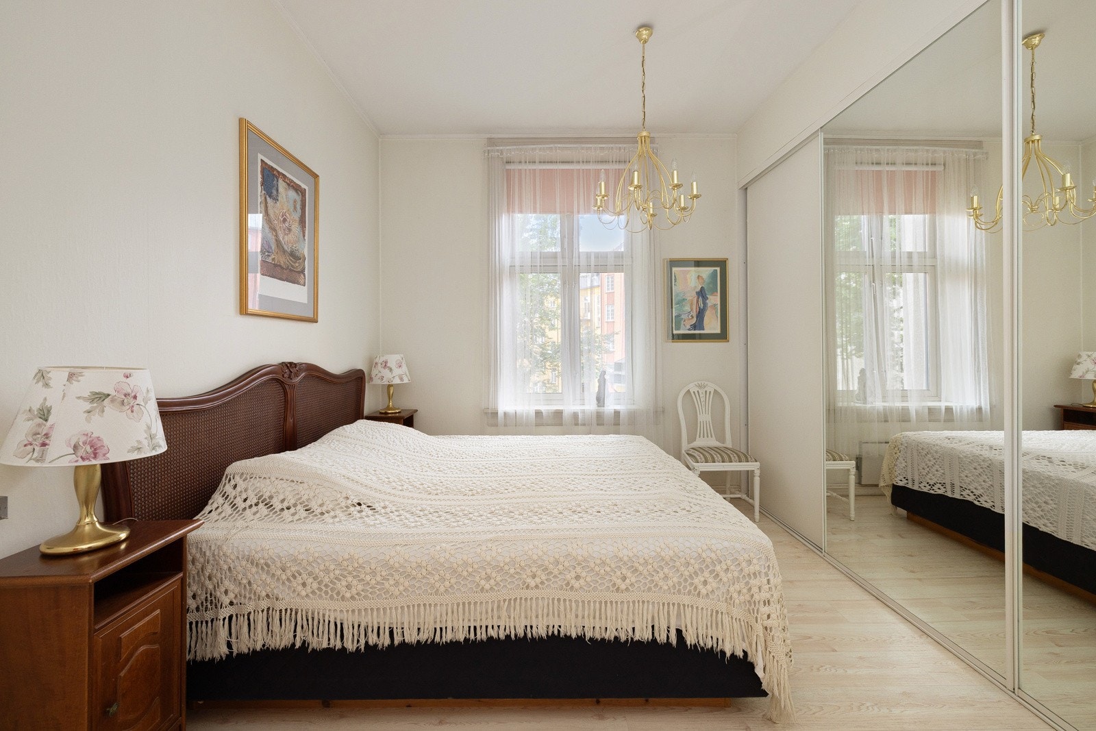 Leiligheten har et stort og lyst hovedsoverom som vender ut mot felles bakgård og hage. Galleribilde