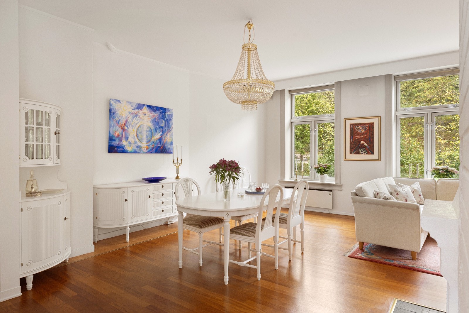 Alle vinduene i leiligheten har fine brede vinduskarmer for planter og dekor. Galleribilde