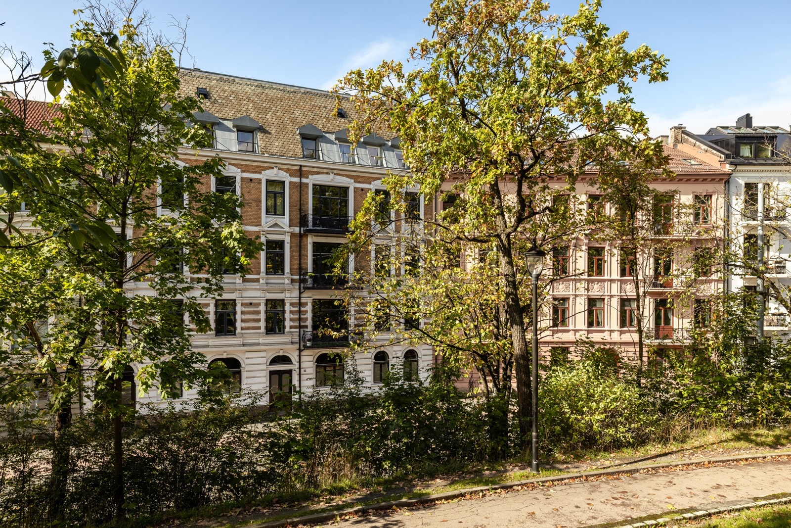 Leiligheten har en populær beliggenhet midt på St. Hanshaugen! Nabolaget byr på flere hyggelige kaféer, butikker, spisesteder samt tur- og rekreasjonsmuligheter, og har nær tilknytning til offentlig kommunikasjon. Galleribilde