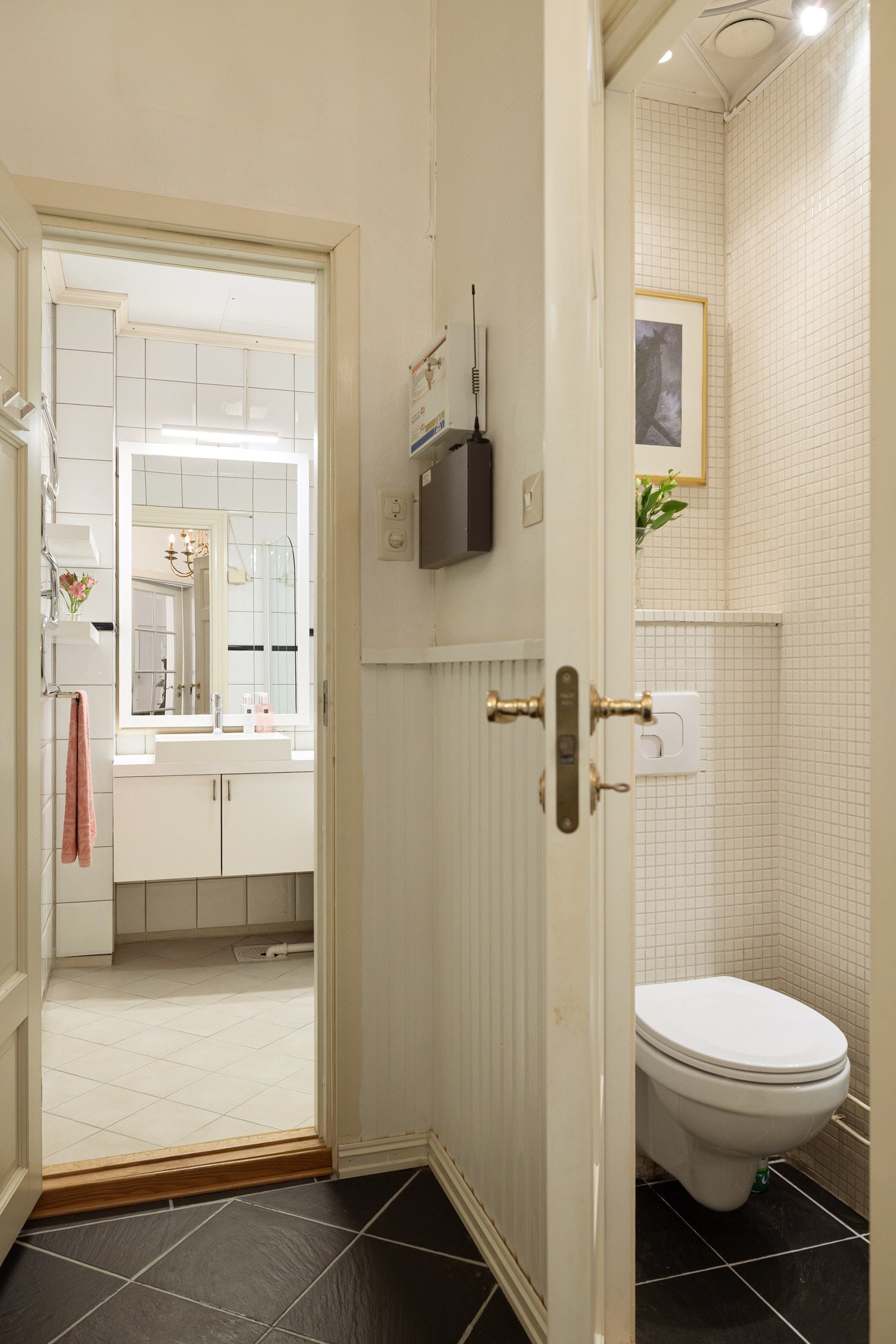 I naturlig tilknytning til baderommet har du et praktisk separat toalettrom. Galleribilde