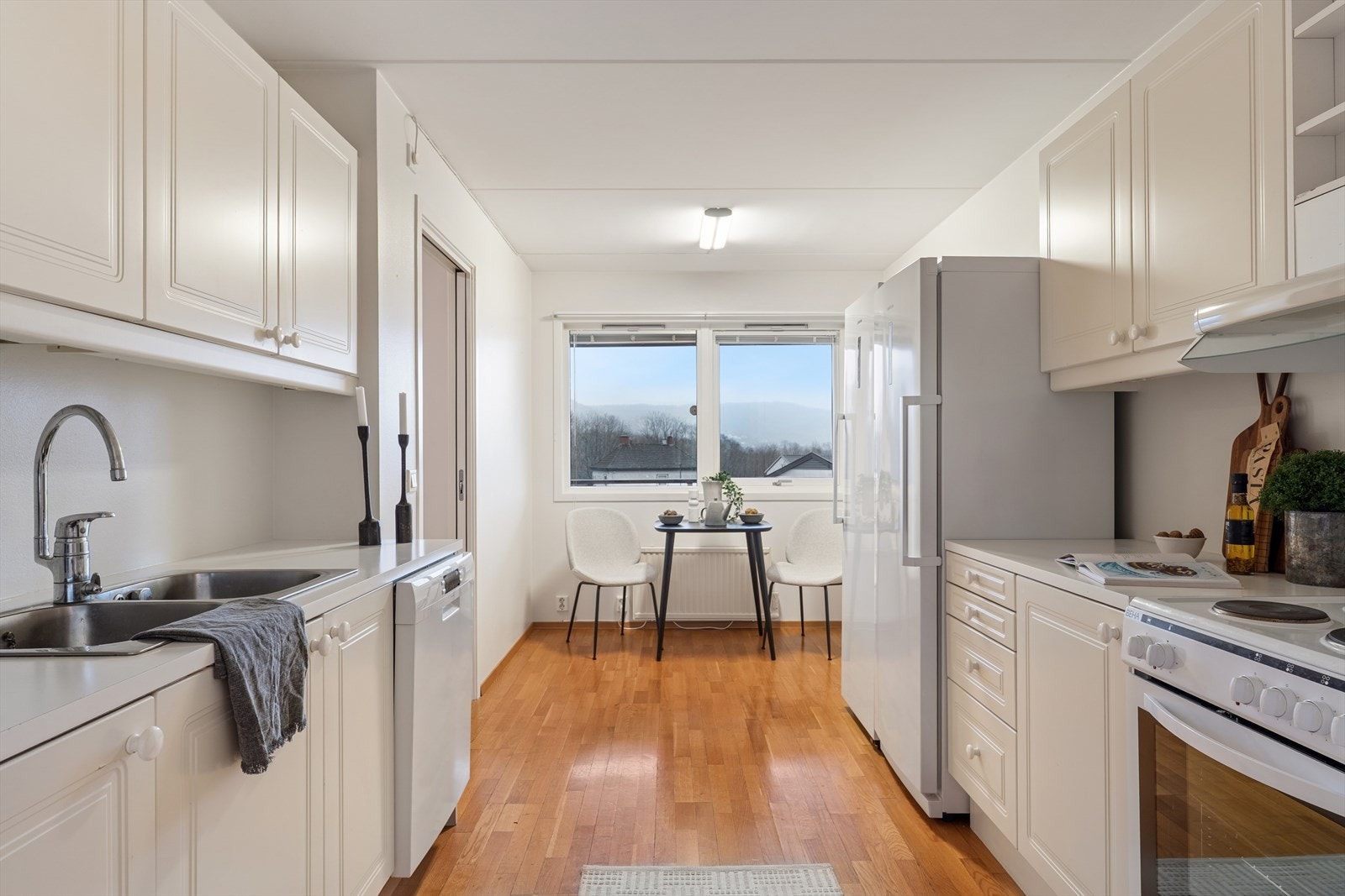 Kjøkkenet er av god størrelse, og her kan man enkelt innrede med egen spiseplass. Det er innredning med hvite profilerte fronter og benkeplaten er av laminat. Galleribilde