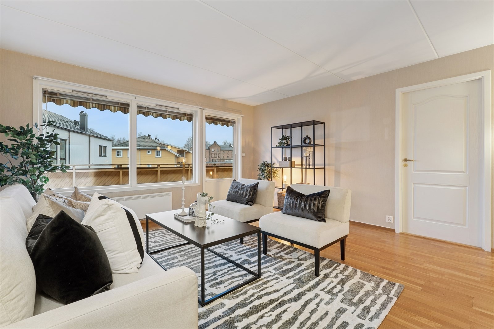 Rommet har store vindusflater som gir rikelig med naturlig lys. Galleribilde