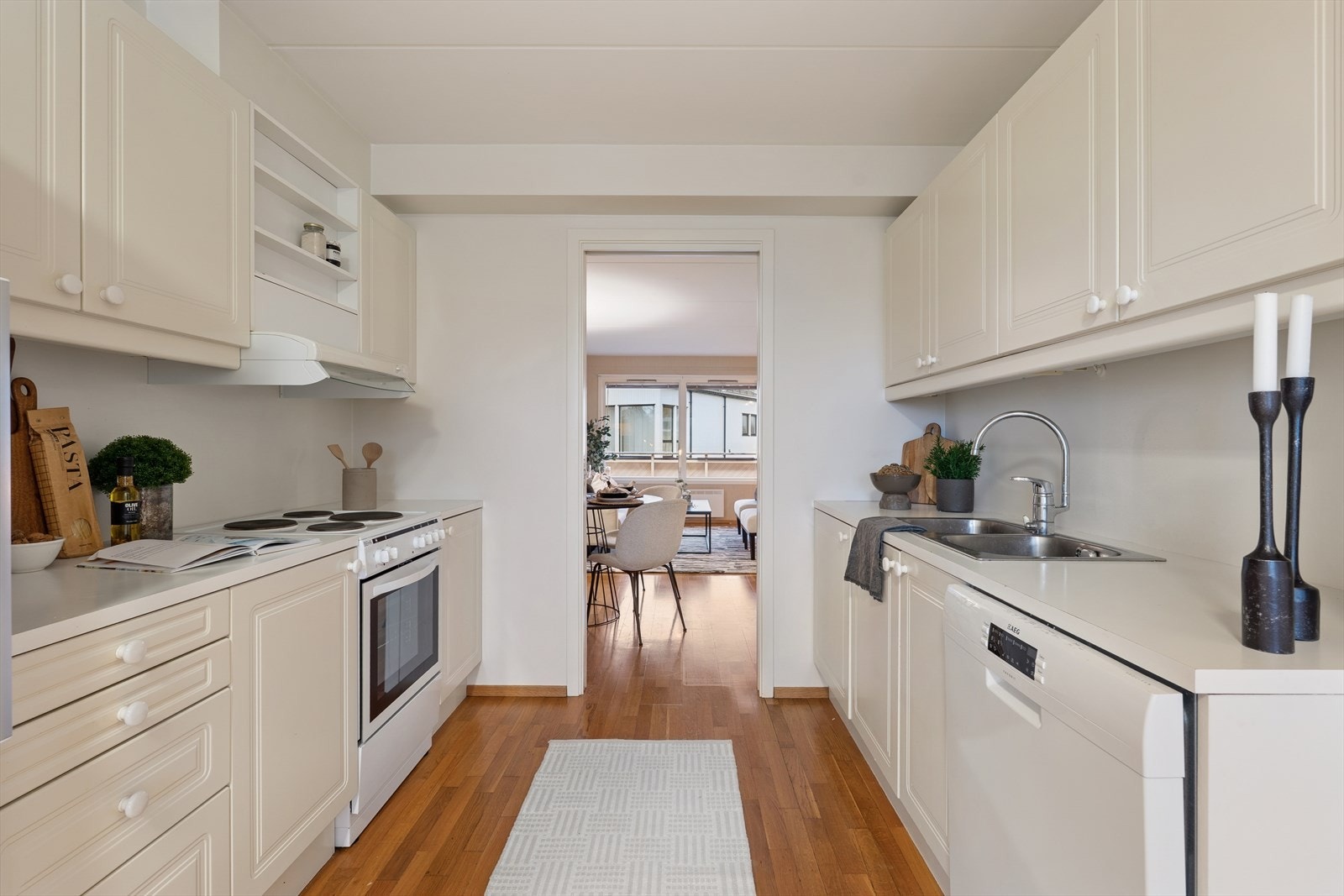 Kjøkkenet er utstyrt med oppvaskmaskin, komfyr, kjøleskap og fryseskap som følger ved salg. Galleribilde