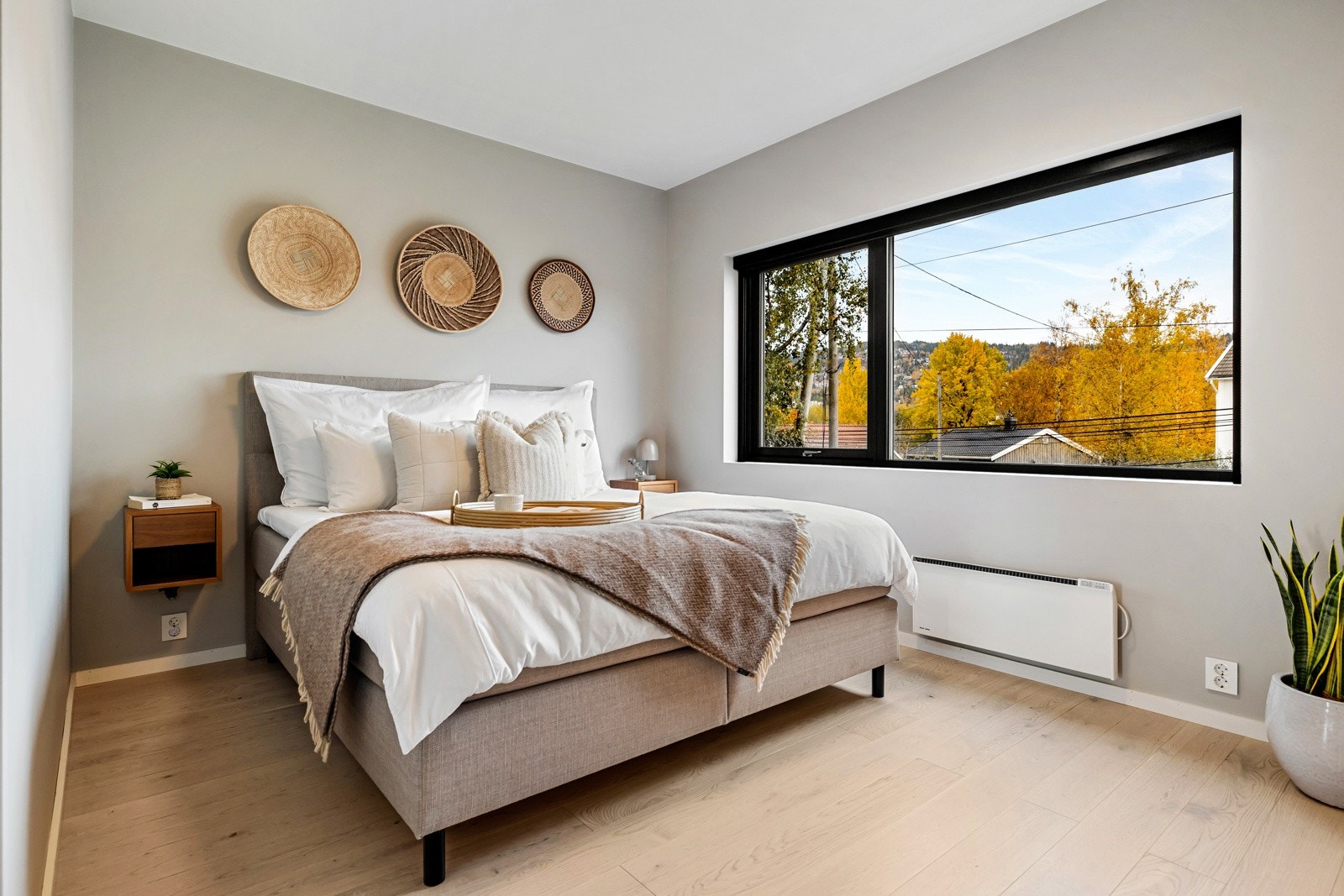 Hovedsoverommet ligger i andre etasje og fremstår som et lyst og innbydende rom med store vindusflater som slipper inn rikelig med dagslys. Galleribilde