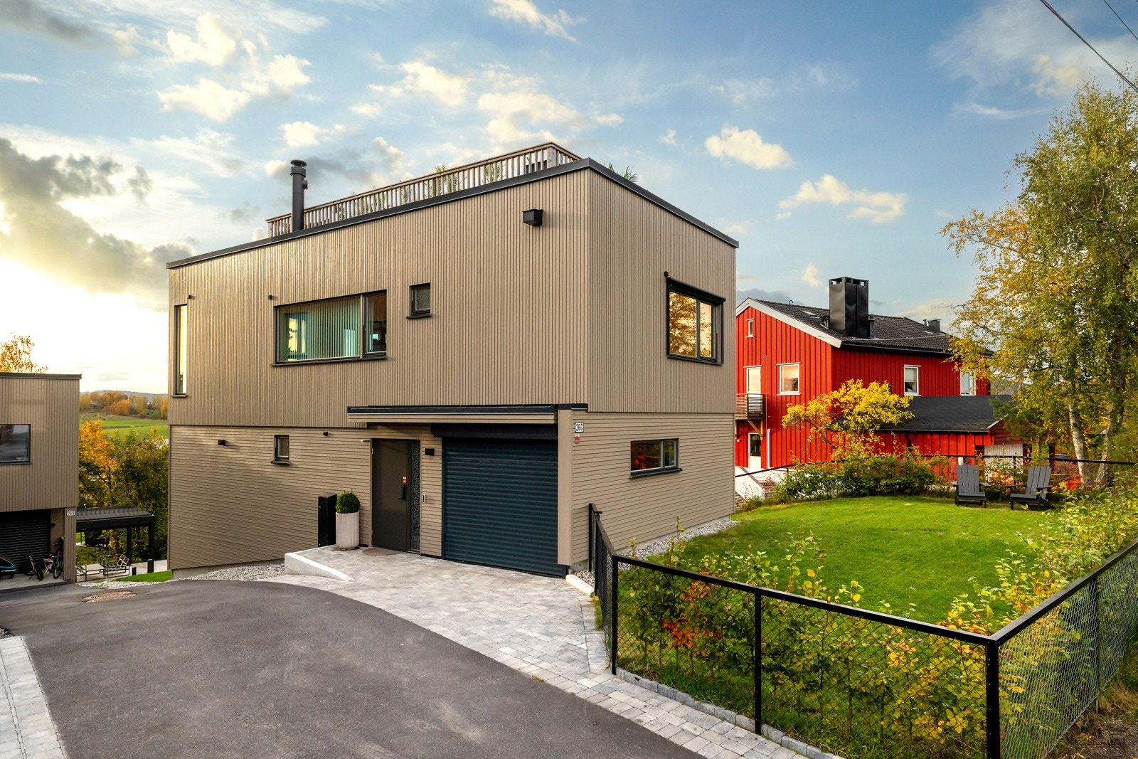 Boligen byr på en-suite løsning, tre bad, store oppholdsrom med flott utsikt og et kjøkken preget av ekslusive tilvalg. Galleribilde