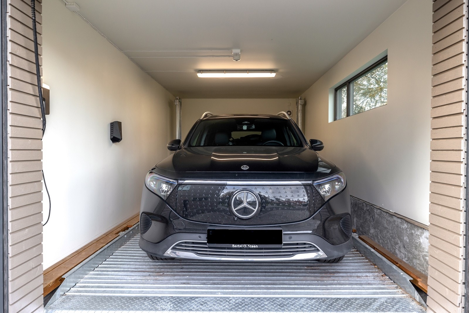 Garasjen har bilheis som gir plass til to biler og har innstallert elbil-lader Galleribilde