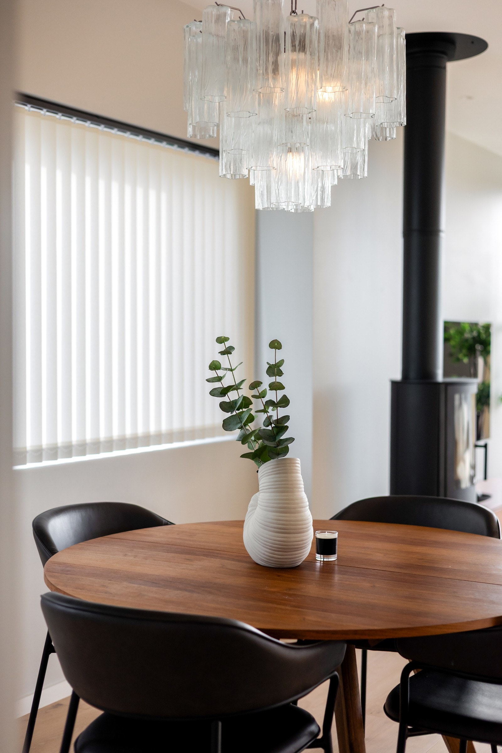 Store vindusflater fra flere kanter sørger for et lyst og hyggelig oppholdsrom. Galleribilde