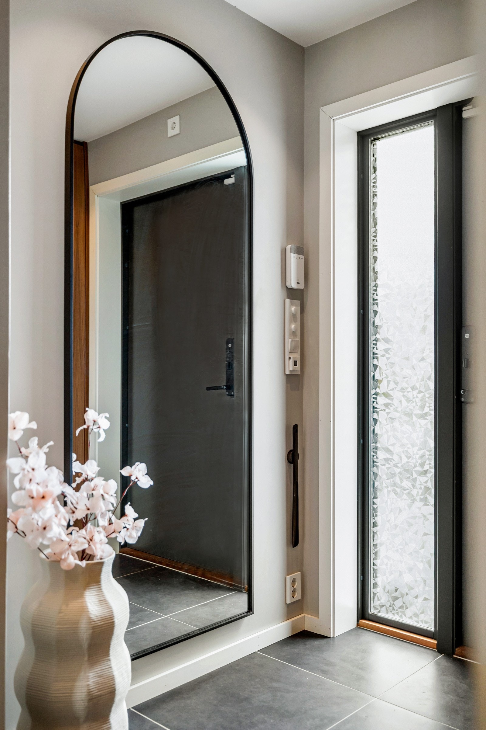 Boligen har adkomst via en lys og innbydende entré med flislagt gulv og elektriske varmekabler som gir en behagelig temperatur. Galleribilde