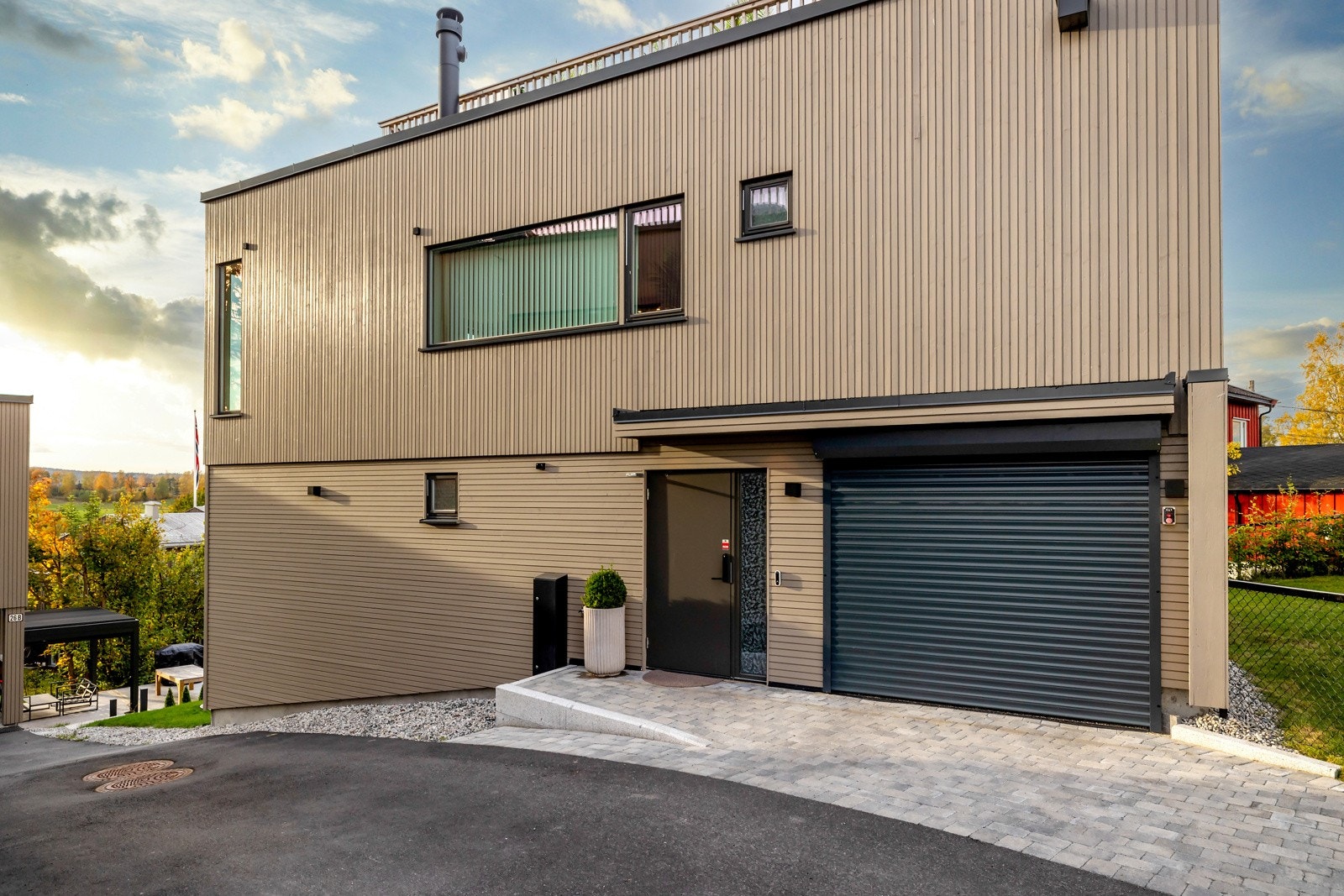 Det er parkering i en integrert garasje. Galleribilde