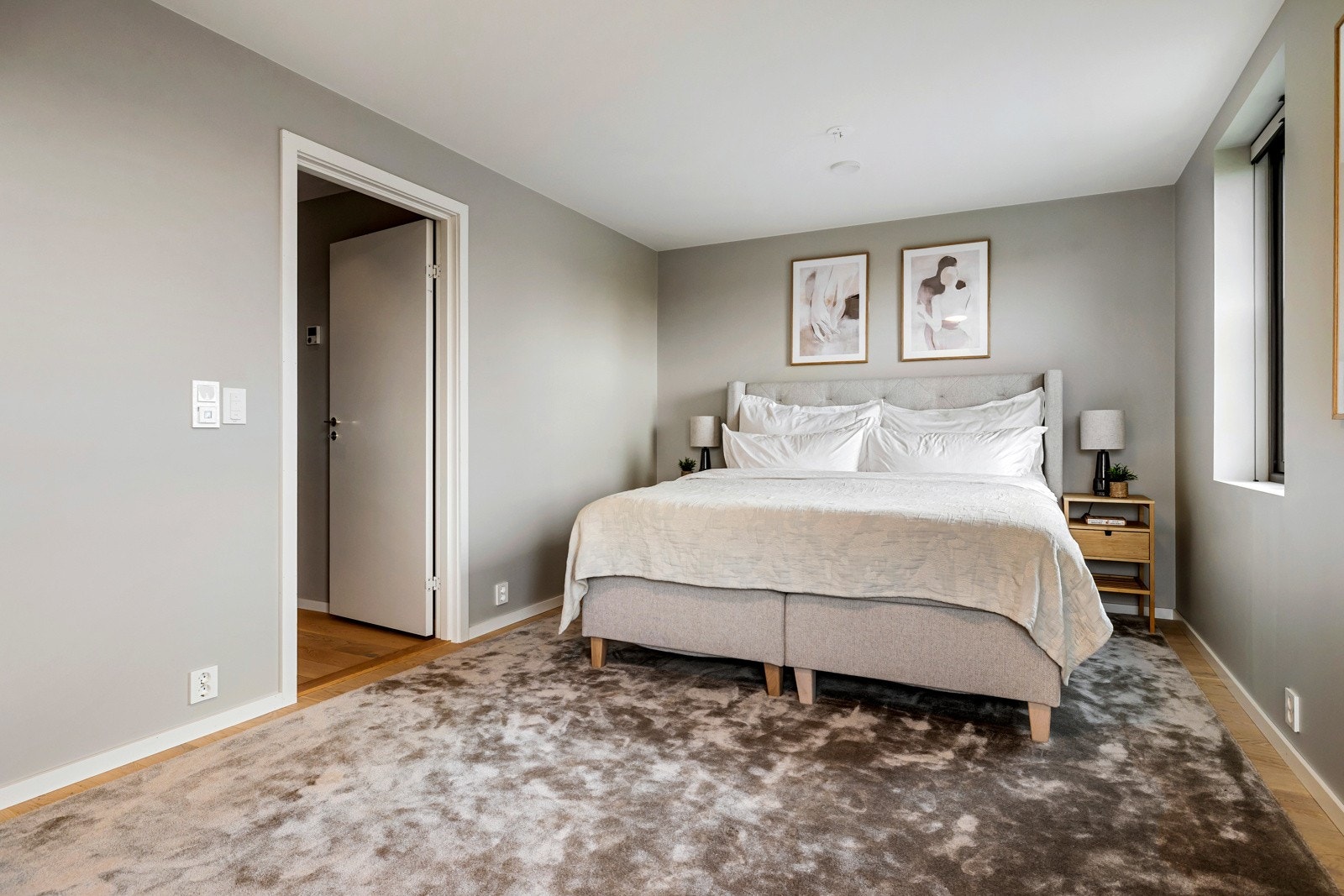 Soverom 2 er romslig med plass til dobbeltseng, nattbord. Galleribilde